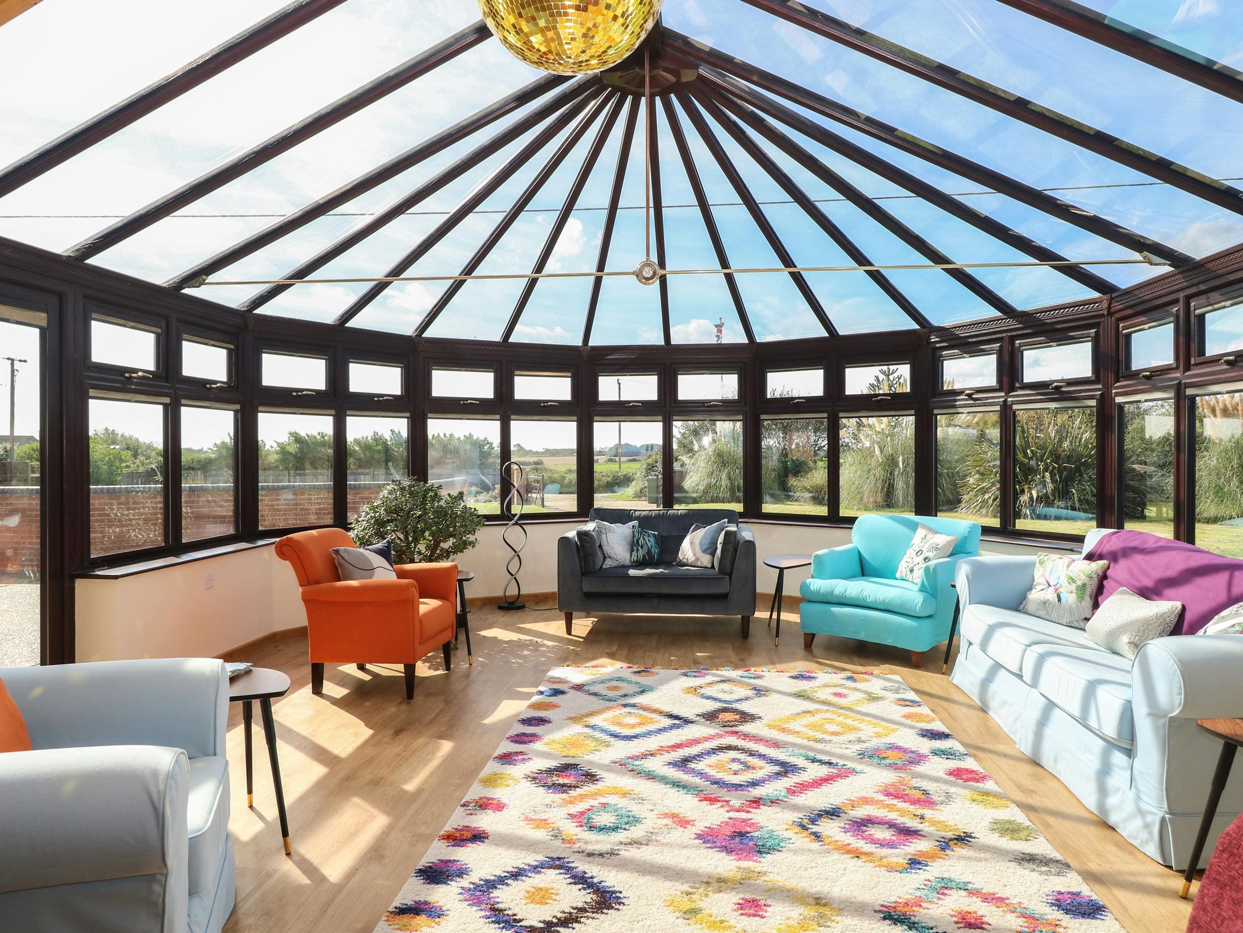 Manor Marram Walcott: Spacious 4-Bedroom Cottage with Hot Tub and Beach Access, Norfolk