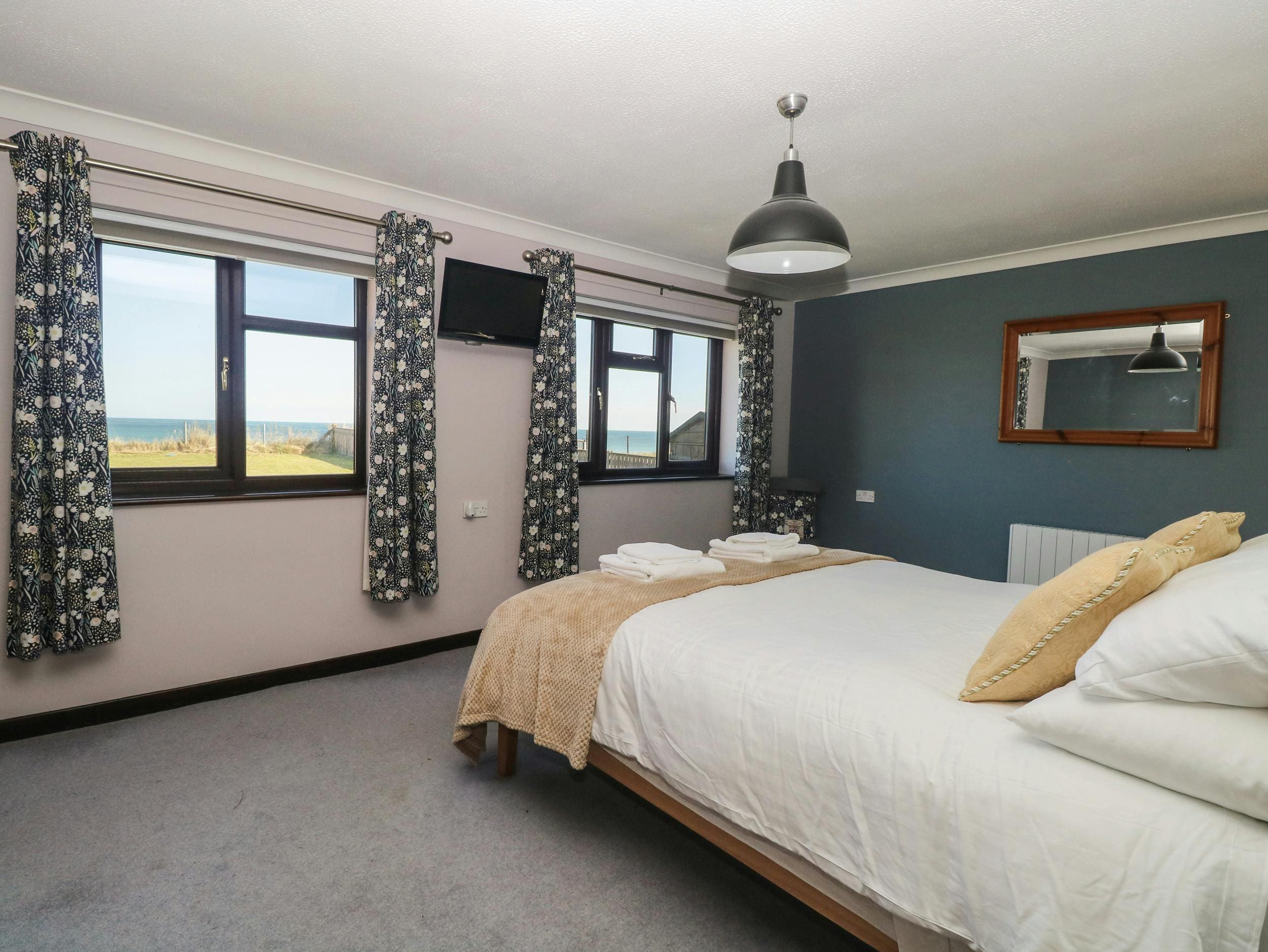 Manor Marram Walcott: Spacious 4-Bedroom Cottage with Hot Tub and Beach Access, Norfolk