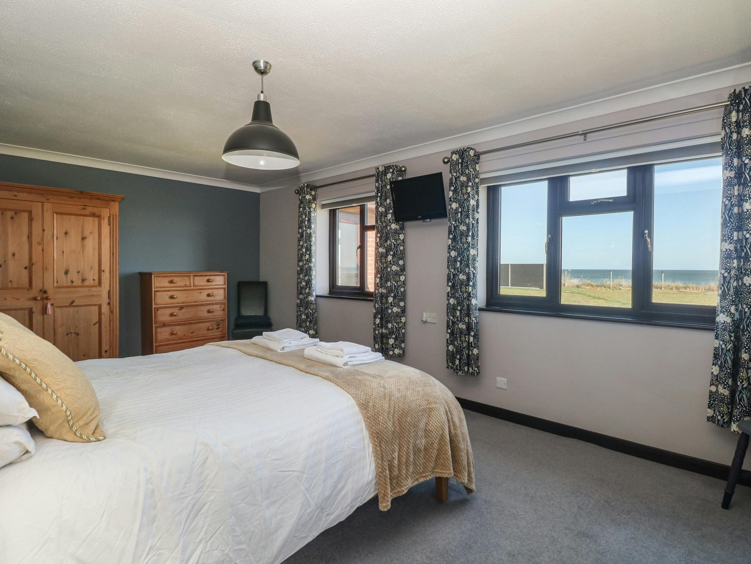 Manor Marram Walcott: Spacious 4-Bedroom Cottage with Hot Tub and Beach Access, Norfolk