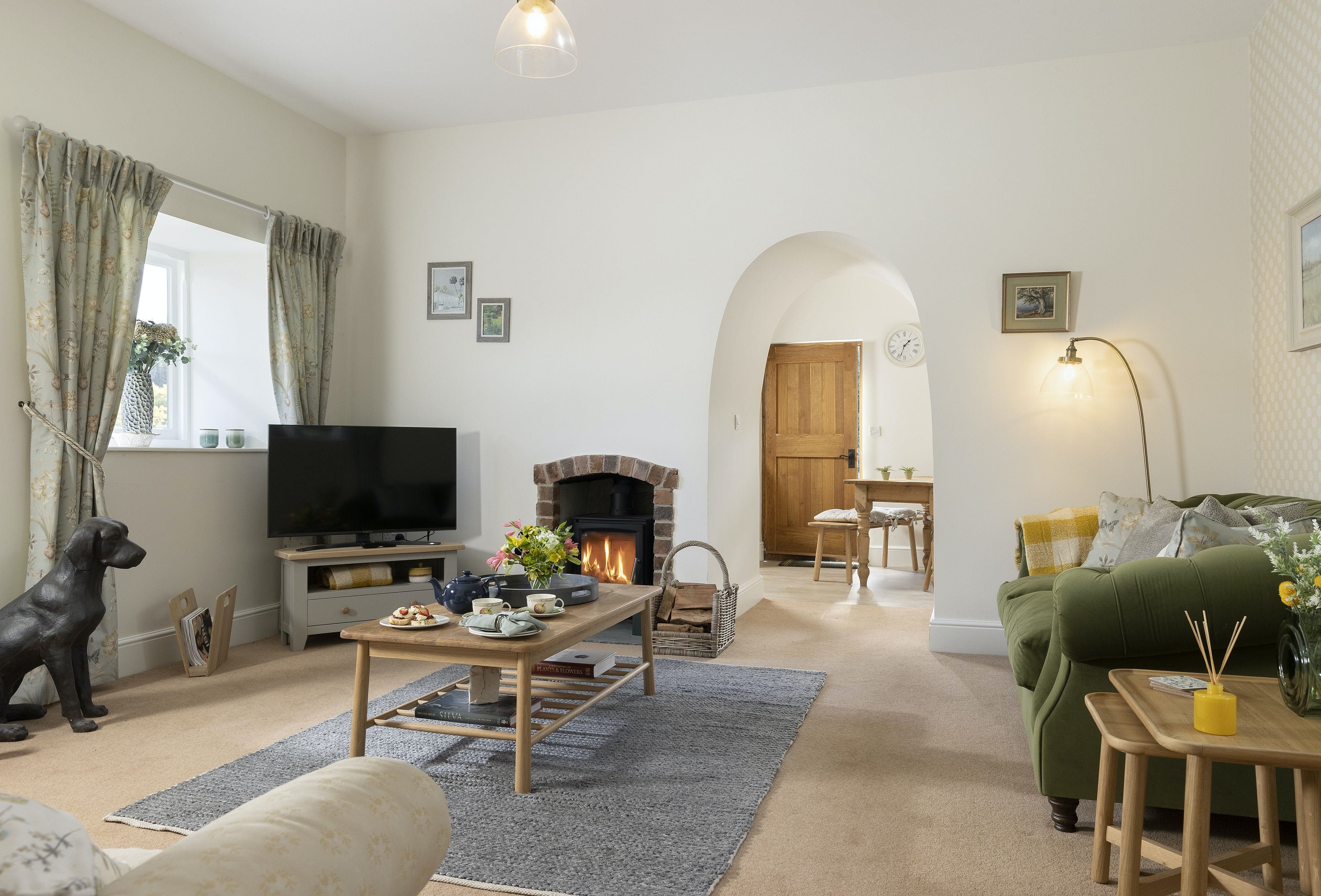 Manor Mortimer Herefordshire: Luxury 12-Bedroom Apartment with BBQ and Family Features, Herefordshire