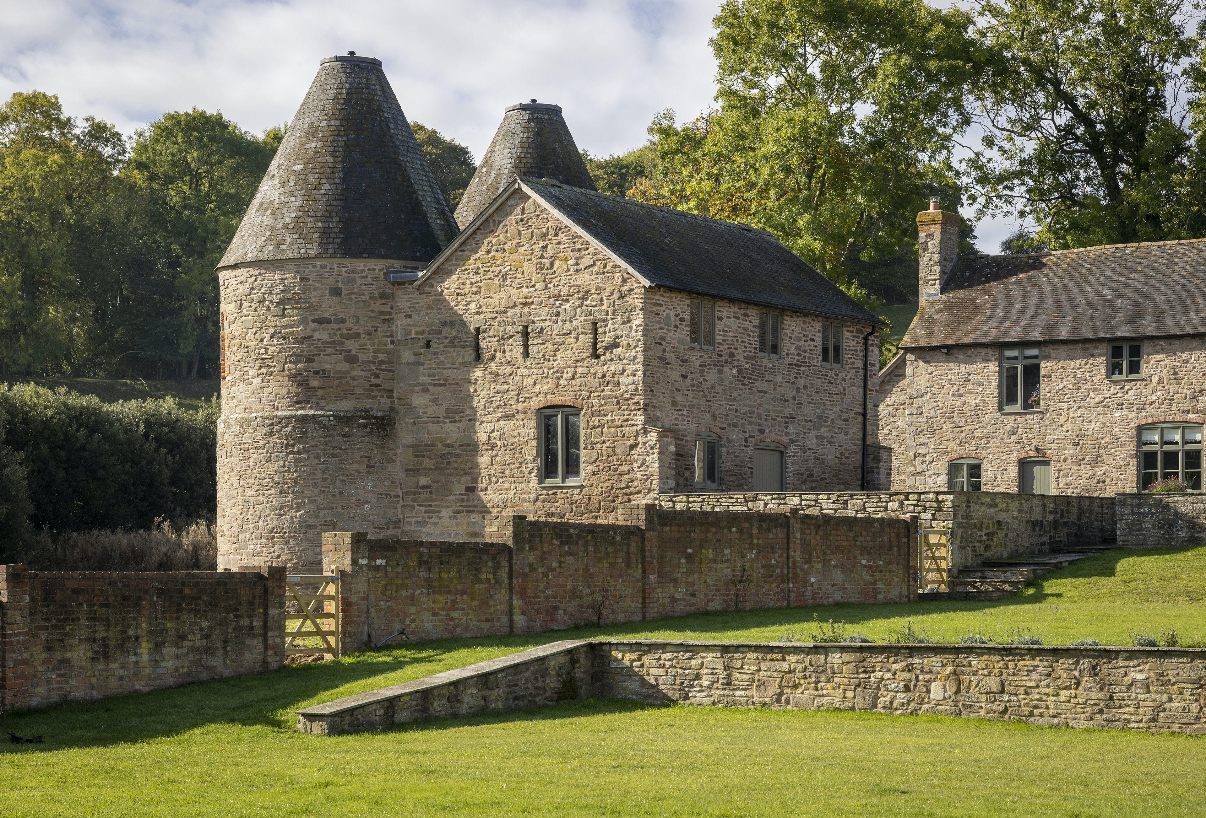 Manor Mortimer Herefordshire: Luxury 12-Bedroom Apartment with BBQ and Family Features, Herefordshire