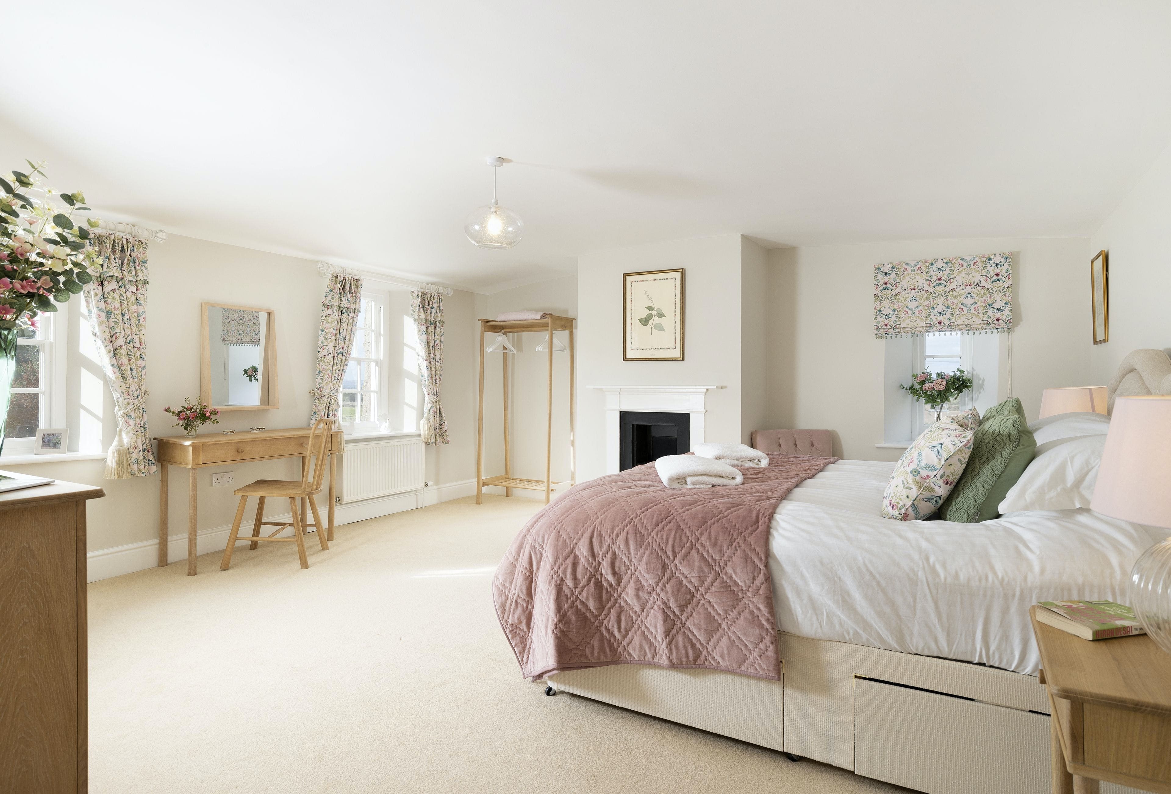 Manor Mortimer Herefordshire: Luxury 12-Bedroom Apartment with BBQ and Family Features, Herefordshire