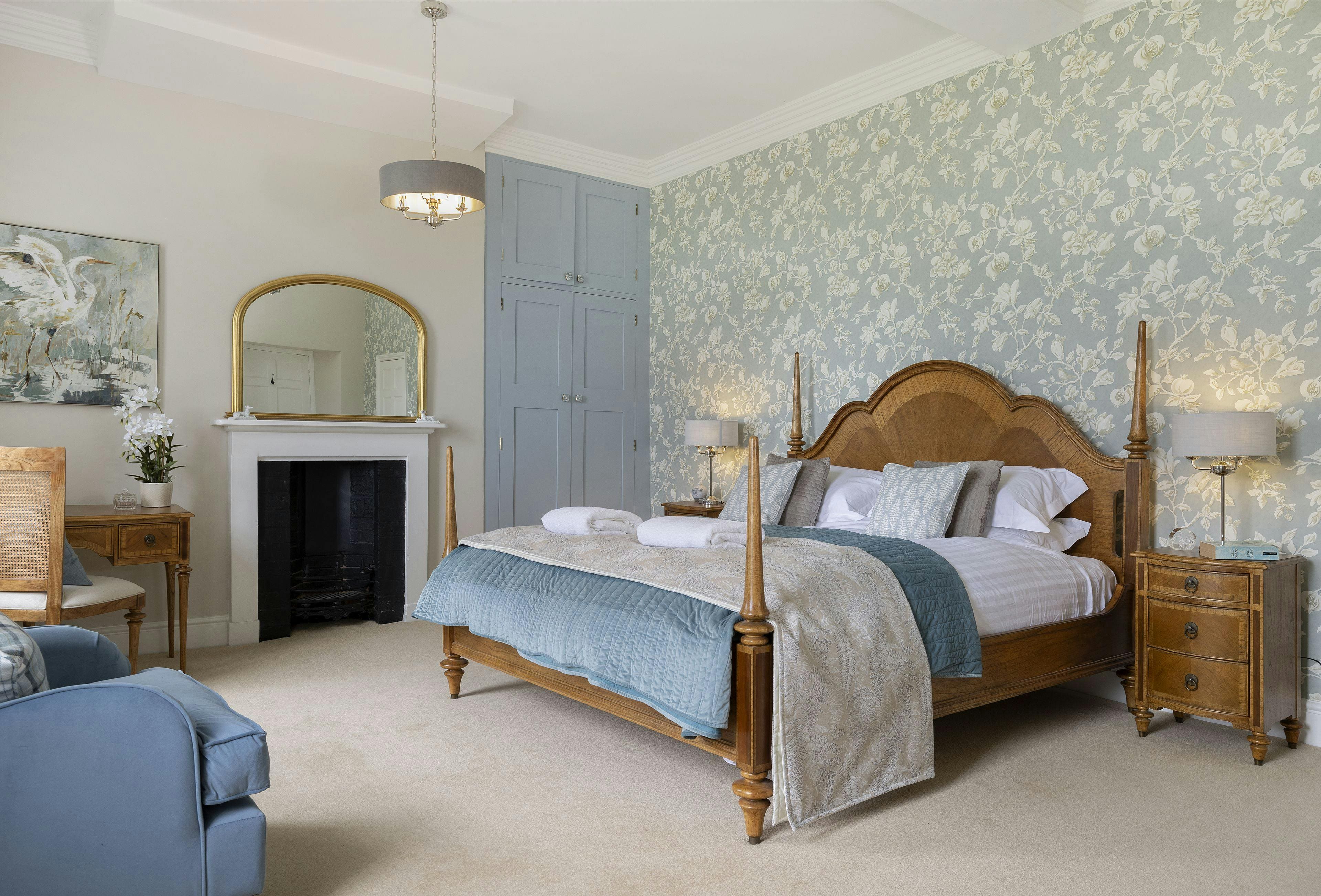 Manor Mortimer Herefordshire: Luxury 12-Bedroom Apartment with BBQ and Family Features, Herefordshire