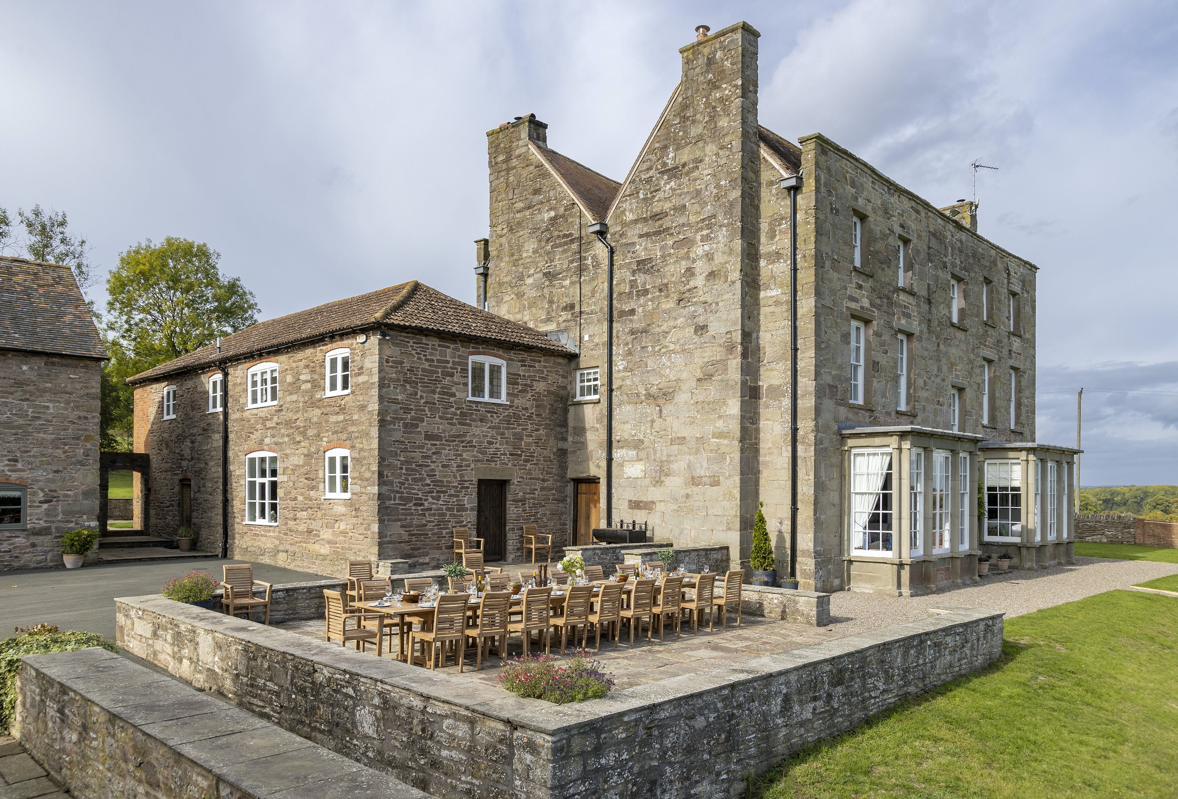 Manor Mortimer Herefordshire: Luxury 12-Bedroom Apartment with BBQ and Family Features, Herefordshire