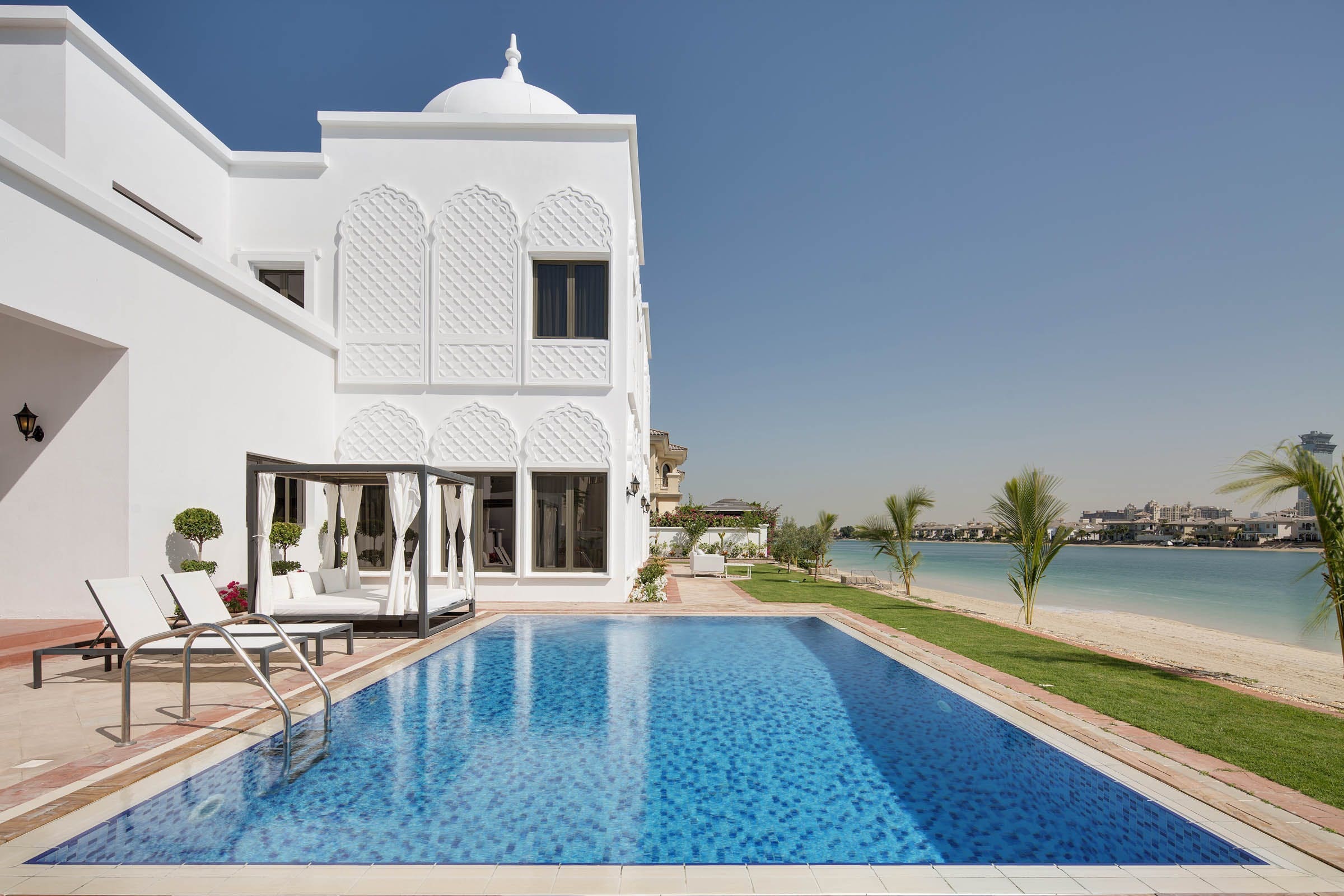Manor Nakheel Dubai: 6-Bedroom Beachfront Apartment with Pool, Palm Jumeirah, Dubai
