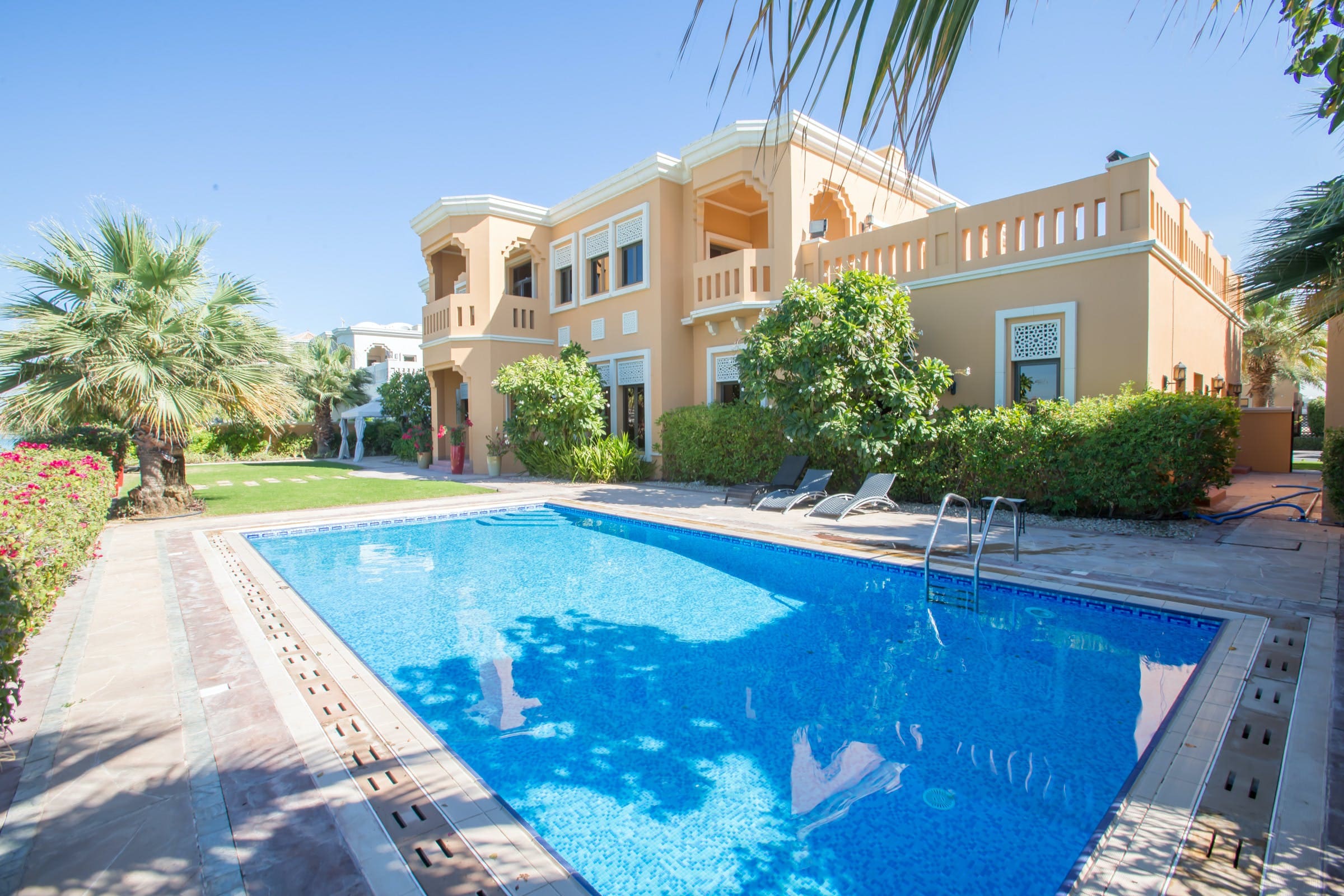 Manor Nakheel Jumeirah: Lavish 6-Bedroom Apartment with Seaviews and Pool, Palm Jumeirah