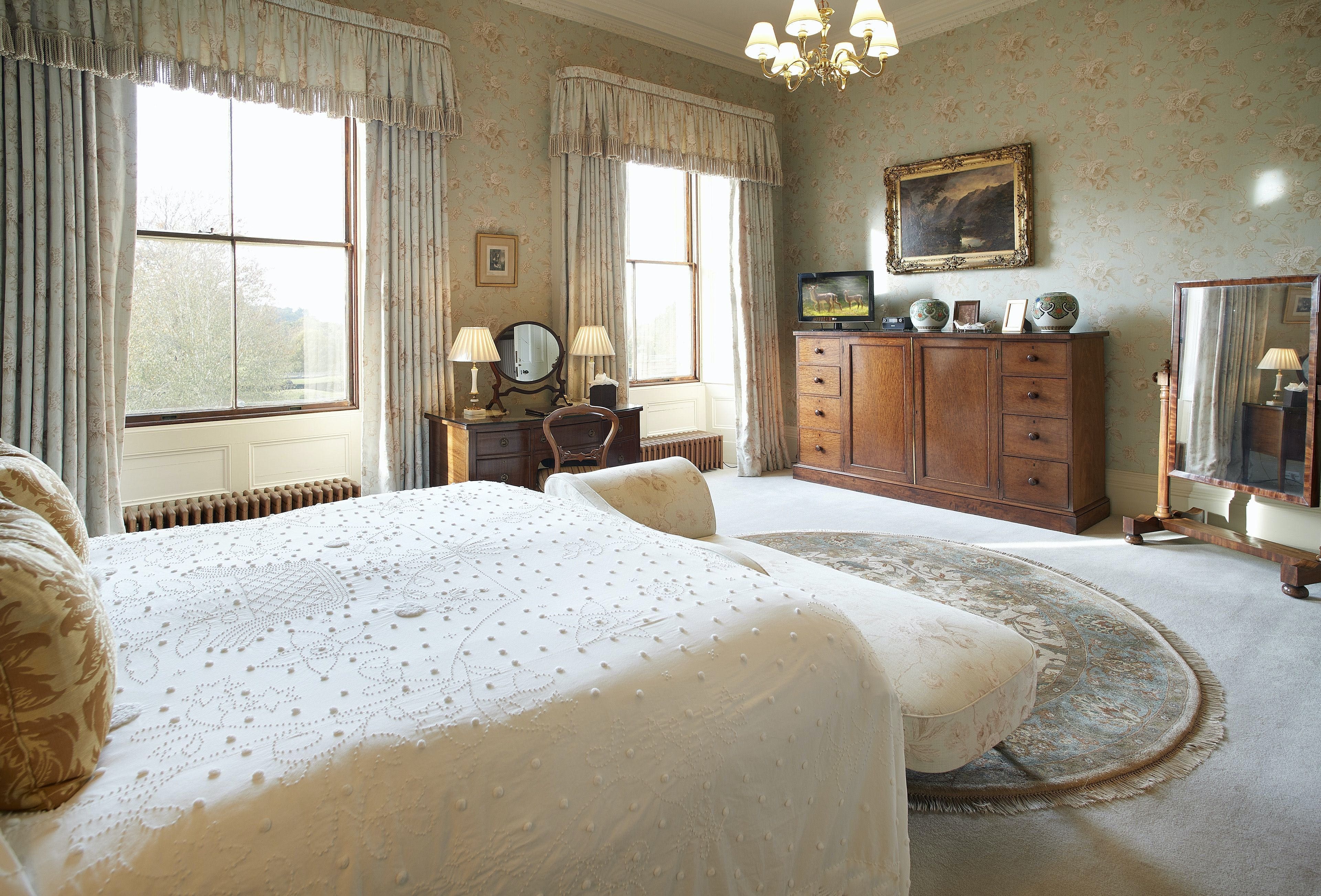 Manor Needwood Staffordshire: Spacious 5-Bedroom Apartment with Parkland Access, Staffordshire