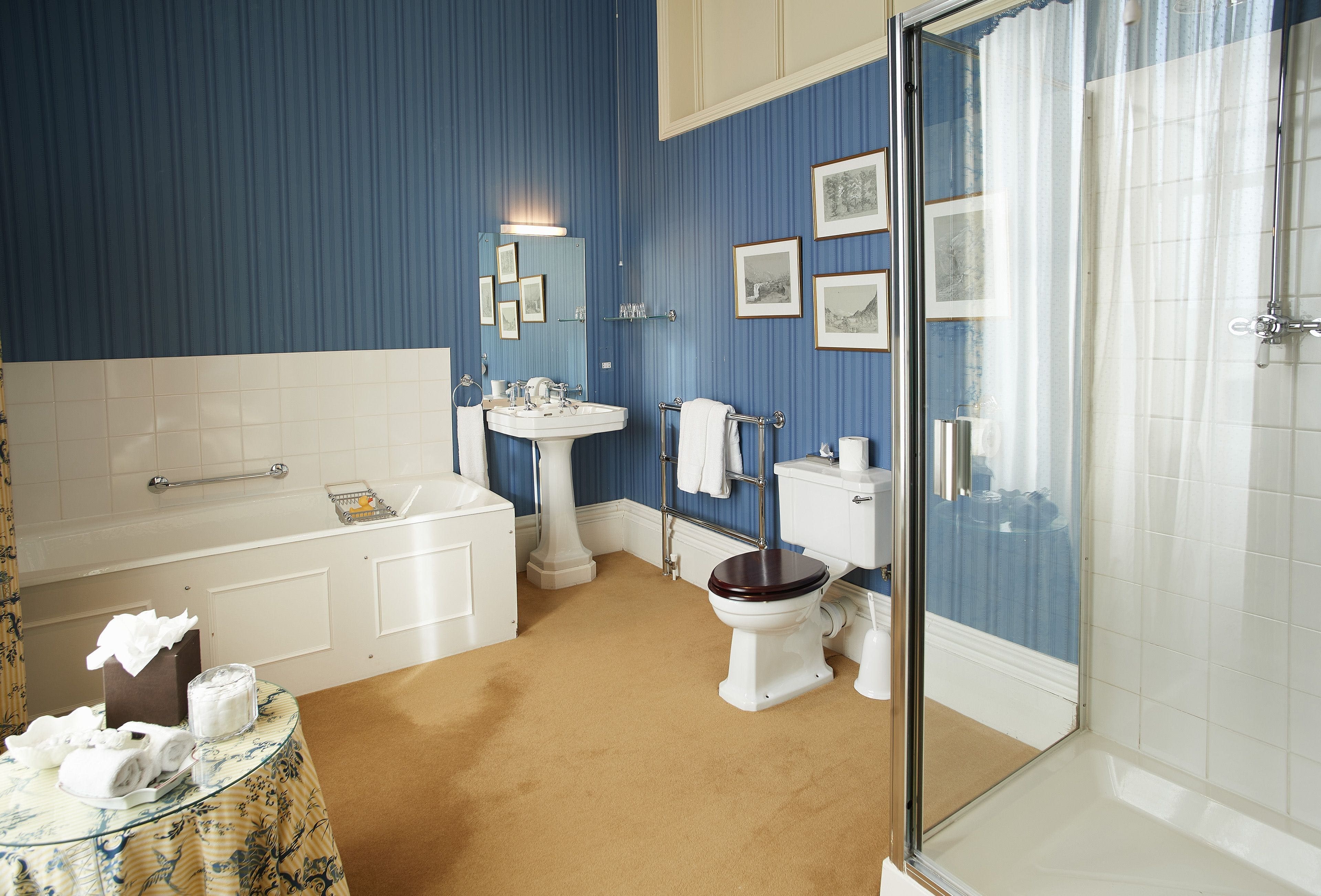 Manor Needwood Staffordshire: Spacious 5-Bedroom Apartment with Parkland Access, Staffordshire