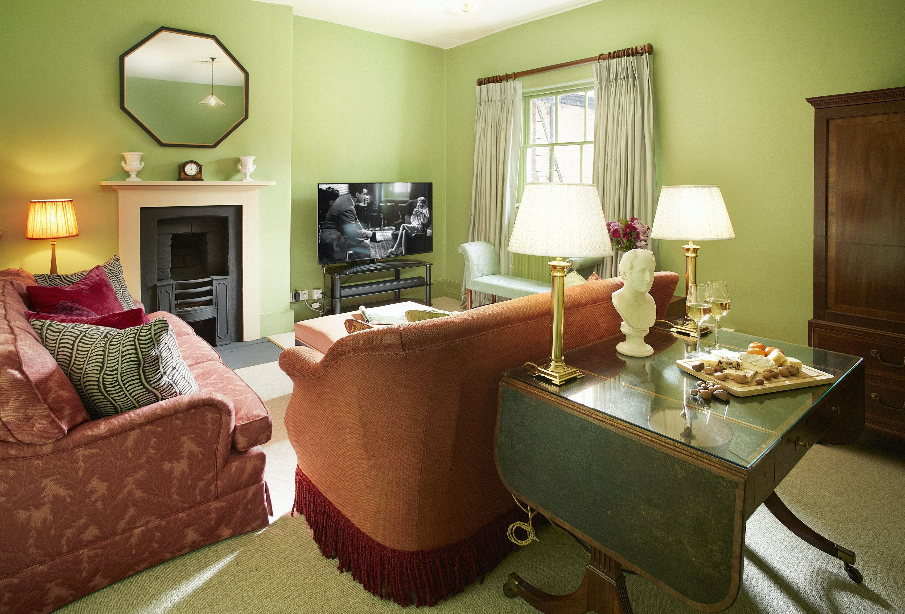 Manor Needwood Staffordshire: Spacious 5-Bedroom Apartment with Parkland Access, Staffordshire