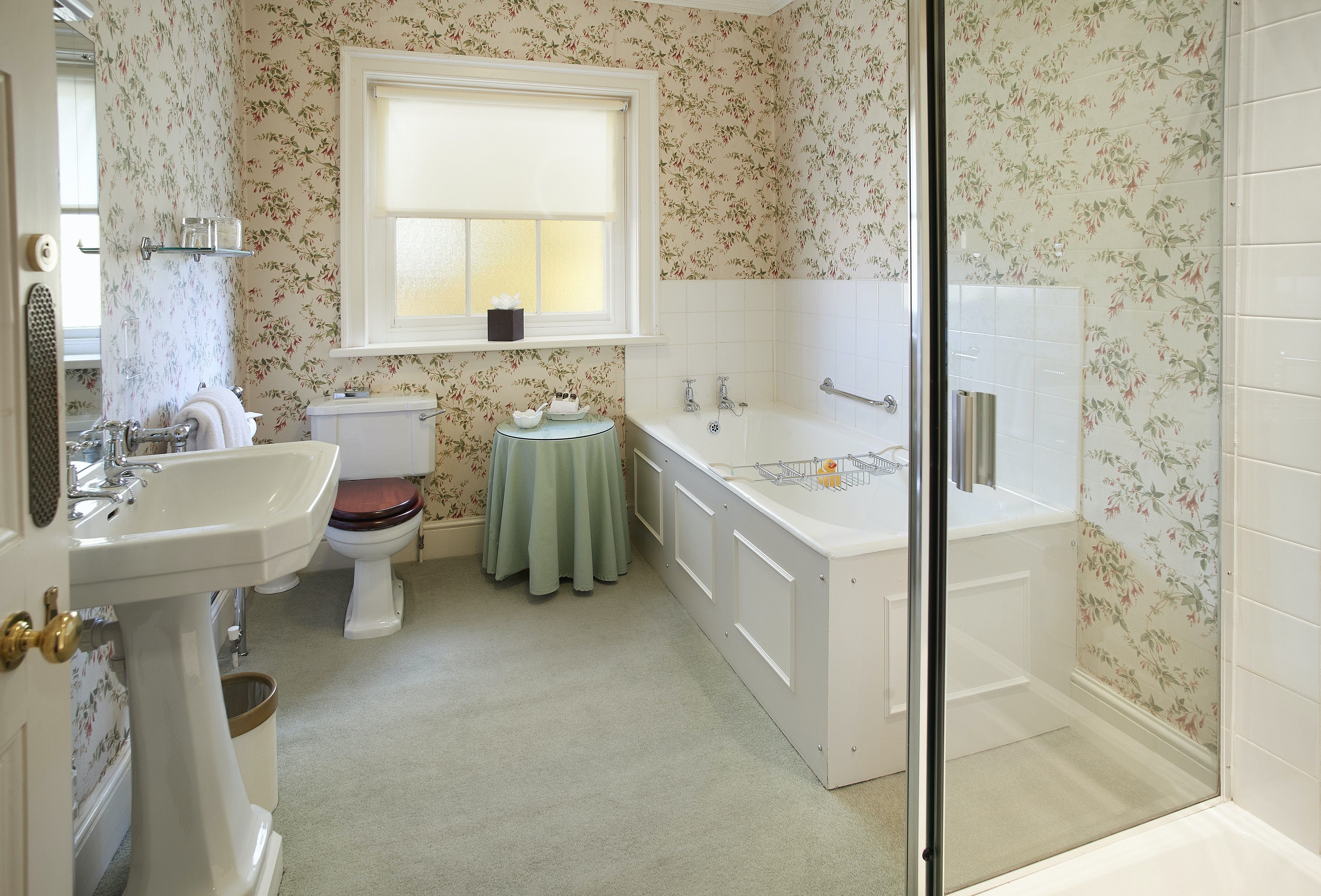 Manor Needwood Staffordshire: Spacious 5-Bedroom Apartment with Parkland Access, Staffordshire