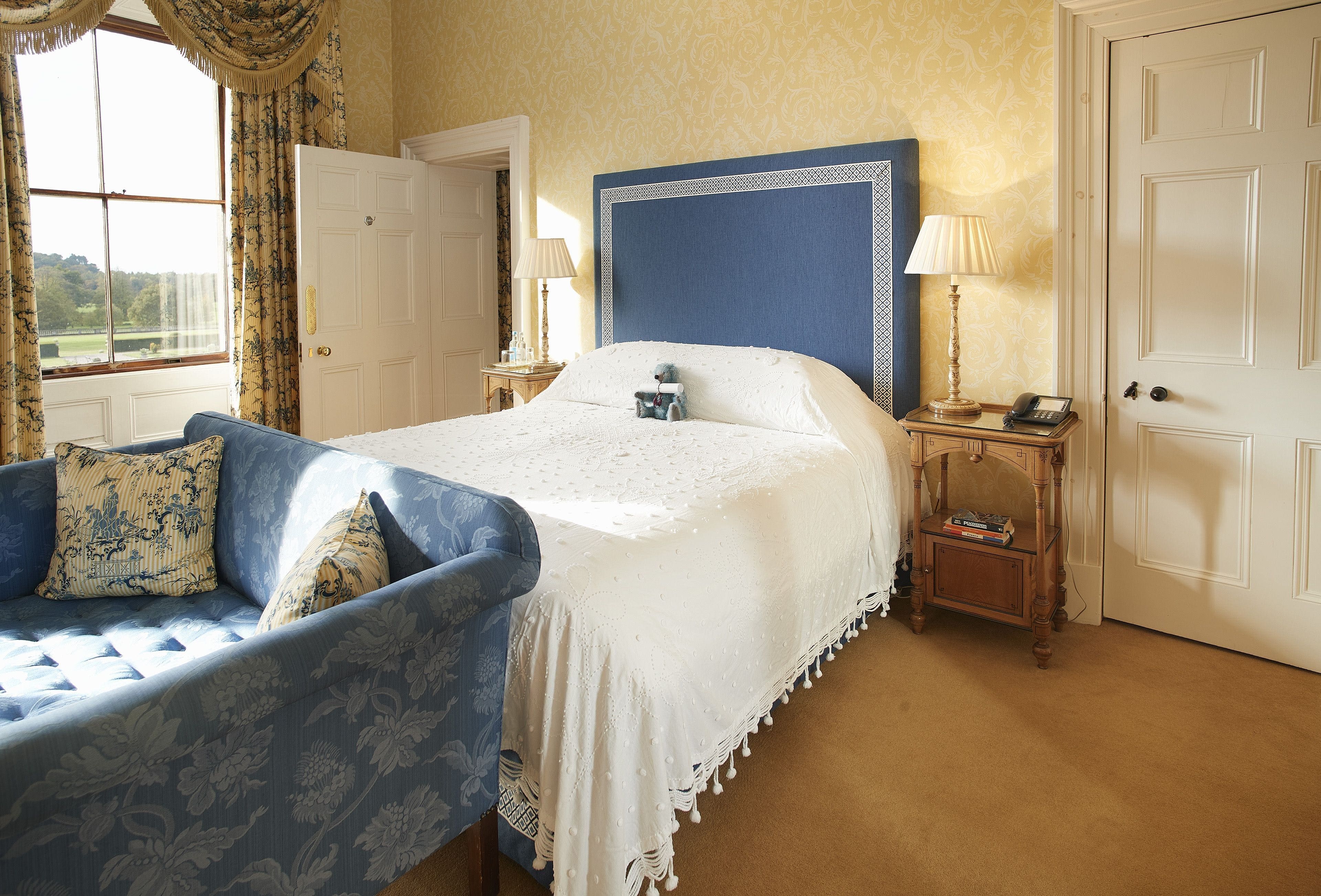 Manor Needwood Staffordshire: Spacious 5-Bedroom Apartment with Parkland Access, Staffordshire