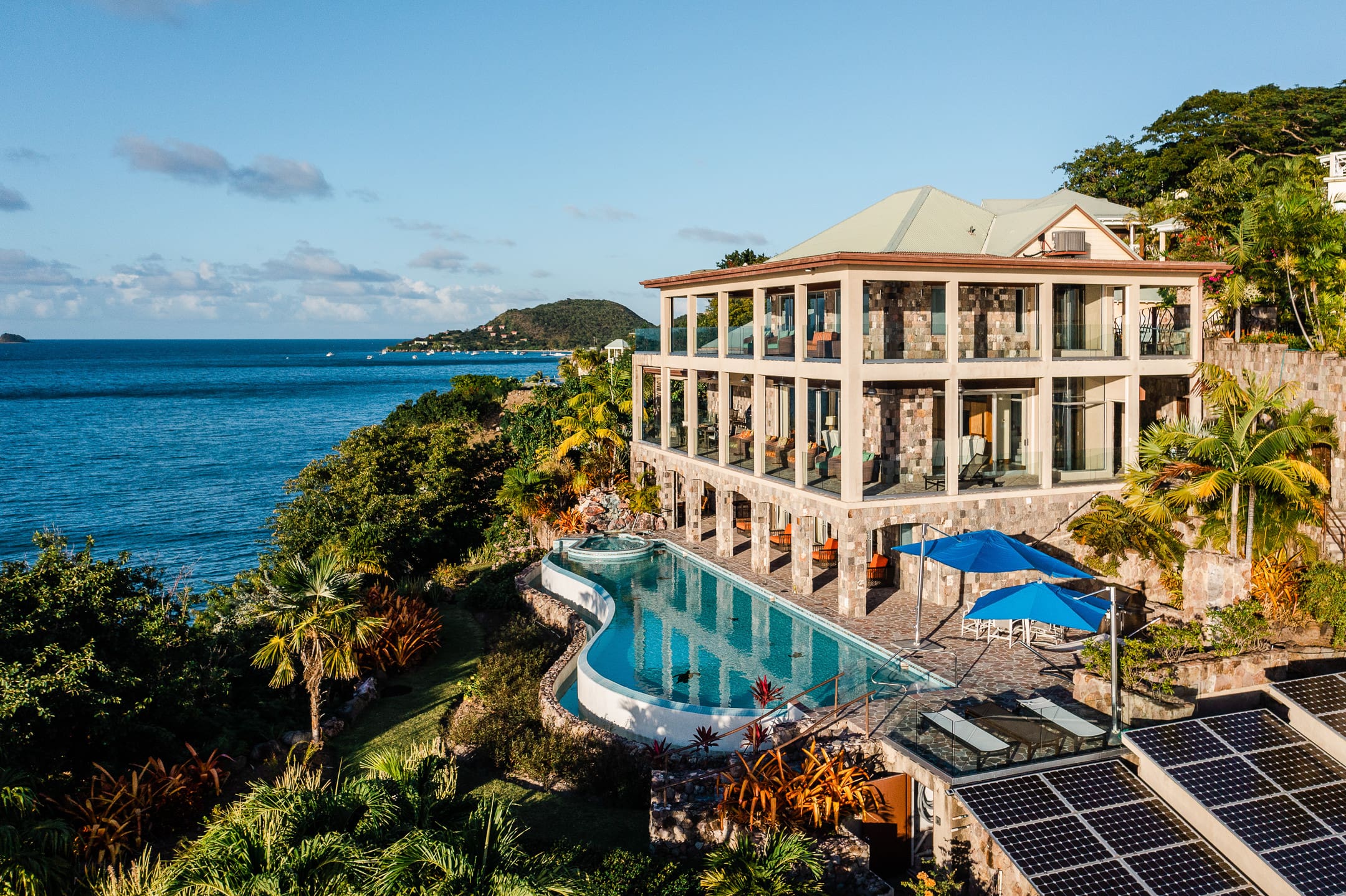Manor Nevis Peak: Luxury 5-Bedroom Villa with Infinity Pool and Seaview, Saint Kitts
