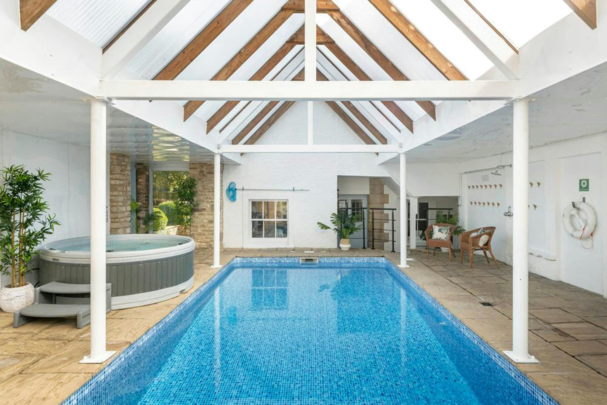 Manor Painswick Gloucester: Luxury 7-Bedroom House with Pool and Hot Tub, Bath