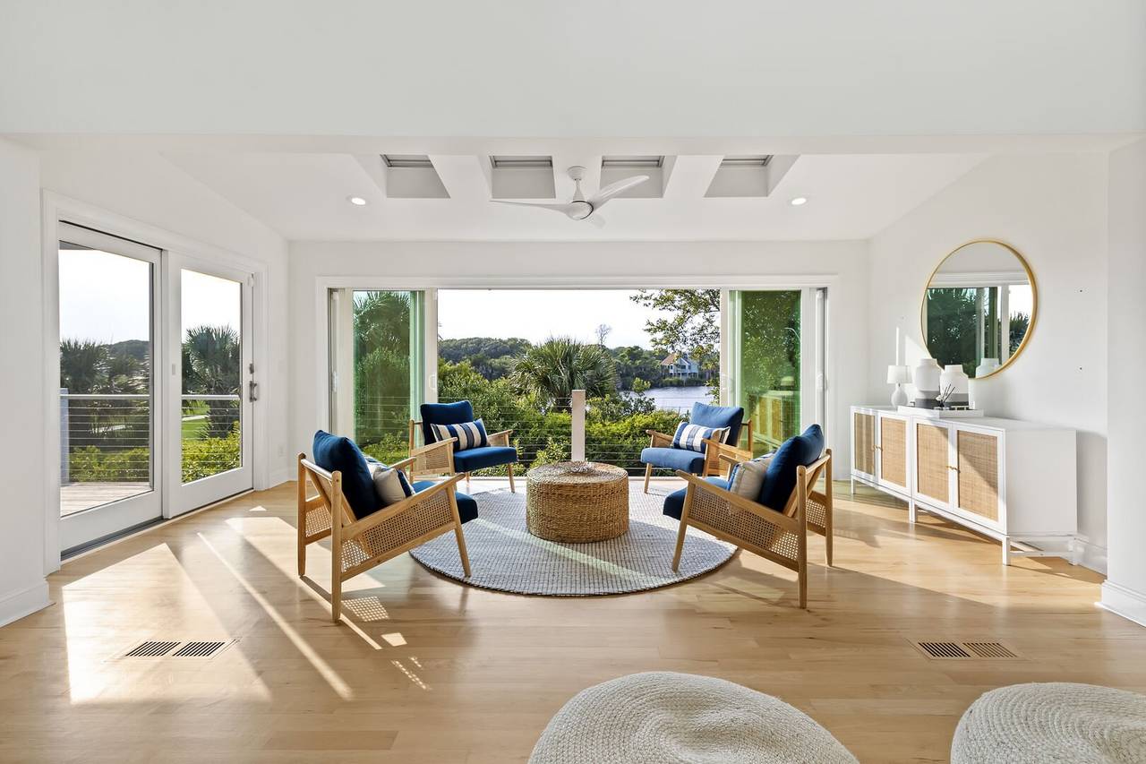 Manor Palmetto Charleston South Carolina: Spacious 4-Bedroom Villa with Pool and Sea Views, Charleston County