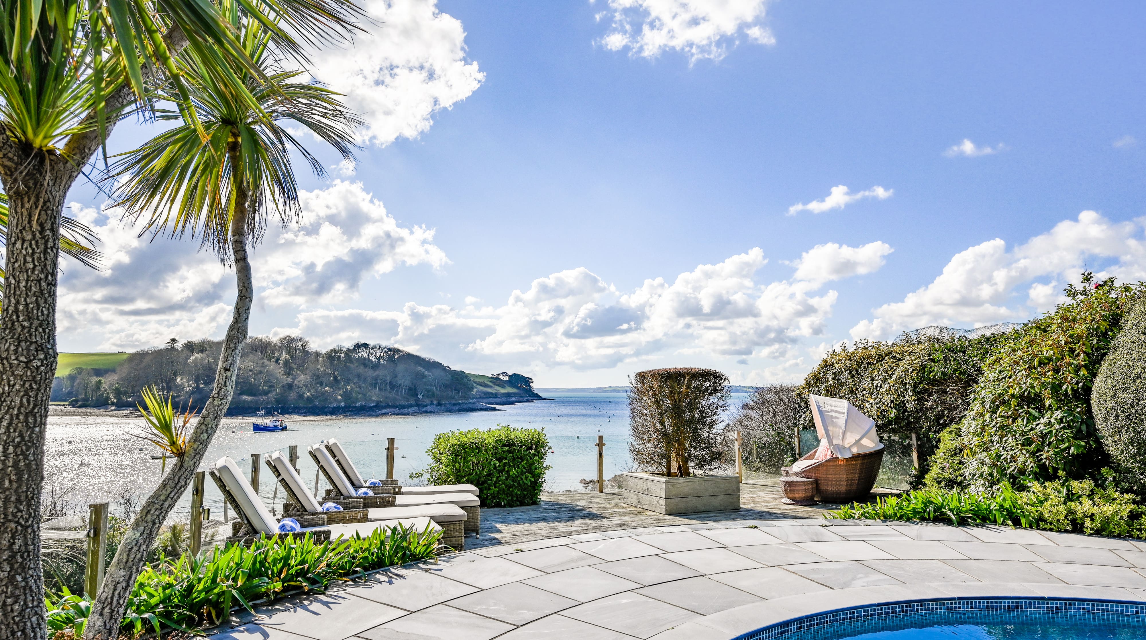 Manor Percuil StMawes: Spacious 5-Bedroom Luxury Apartment with Seaview and Pool, Cornwall