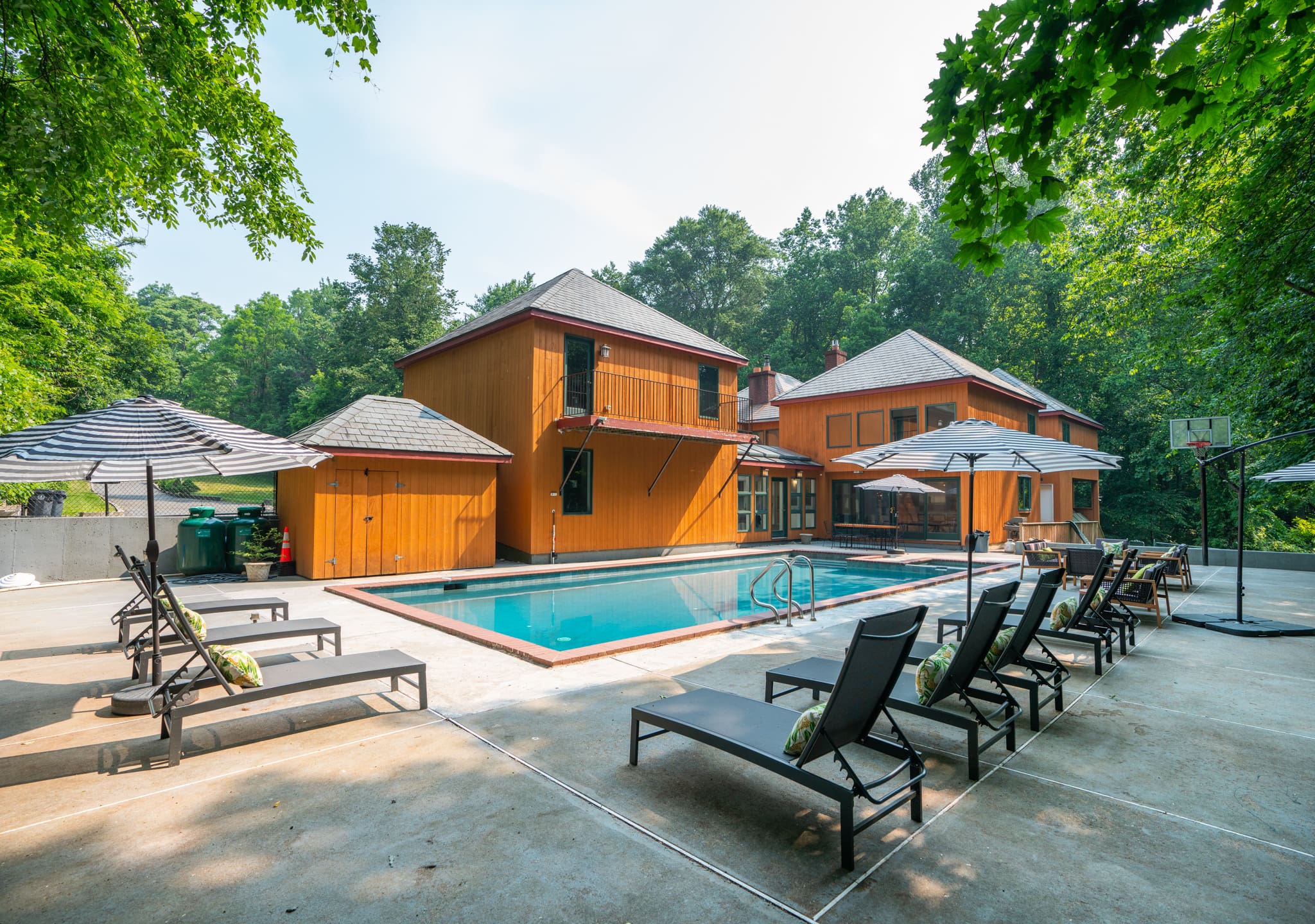 Manor Pocantico Harlem: Spacious 7-Bedroom Apartment Rental with Pool and Hot Tub, Harlem