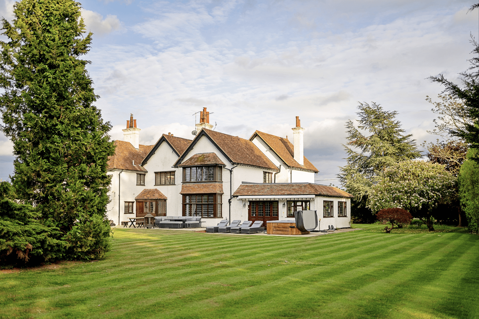 Manor Puttenham Hertfordshire: Luxury 8-Bedroom House with Hot Tub and Lake Views, Hertfordshire