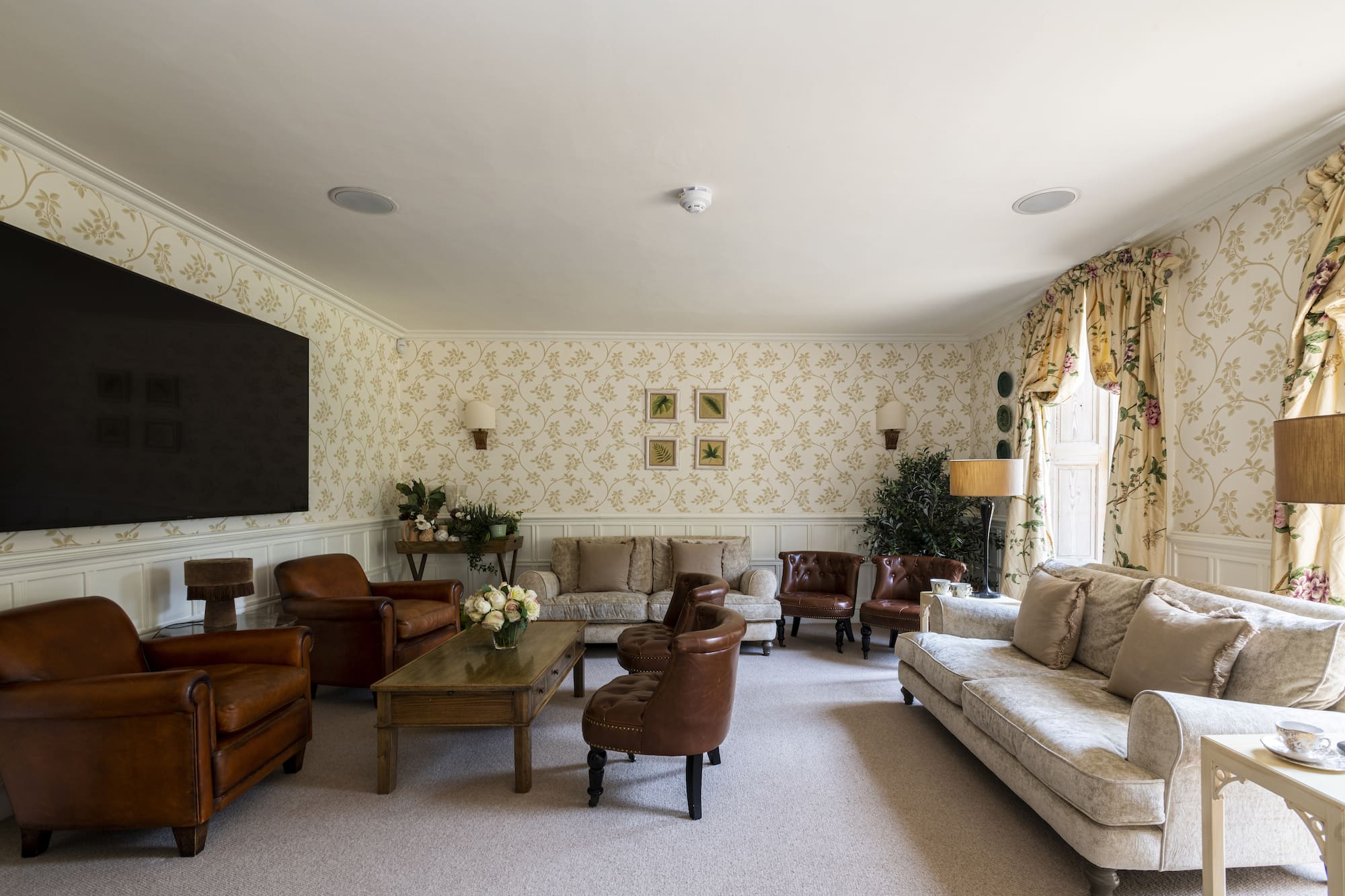 Manor Reedham Norfolk: Luxurious 8-Bedroom Manor Apartment with Countryside Views, Norfolk