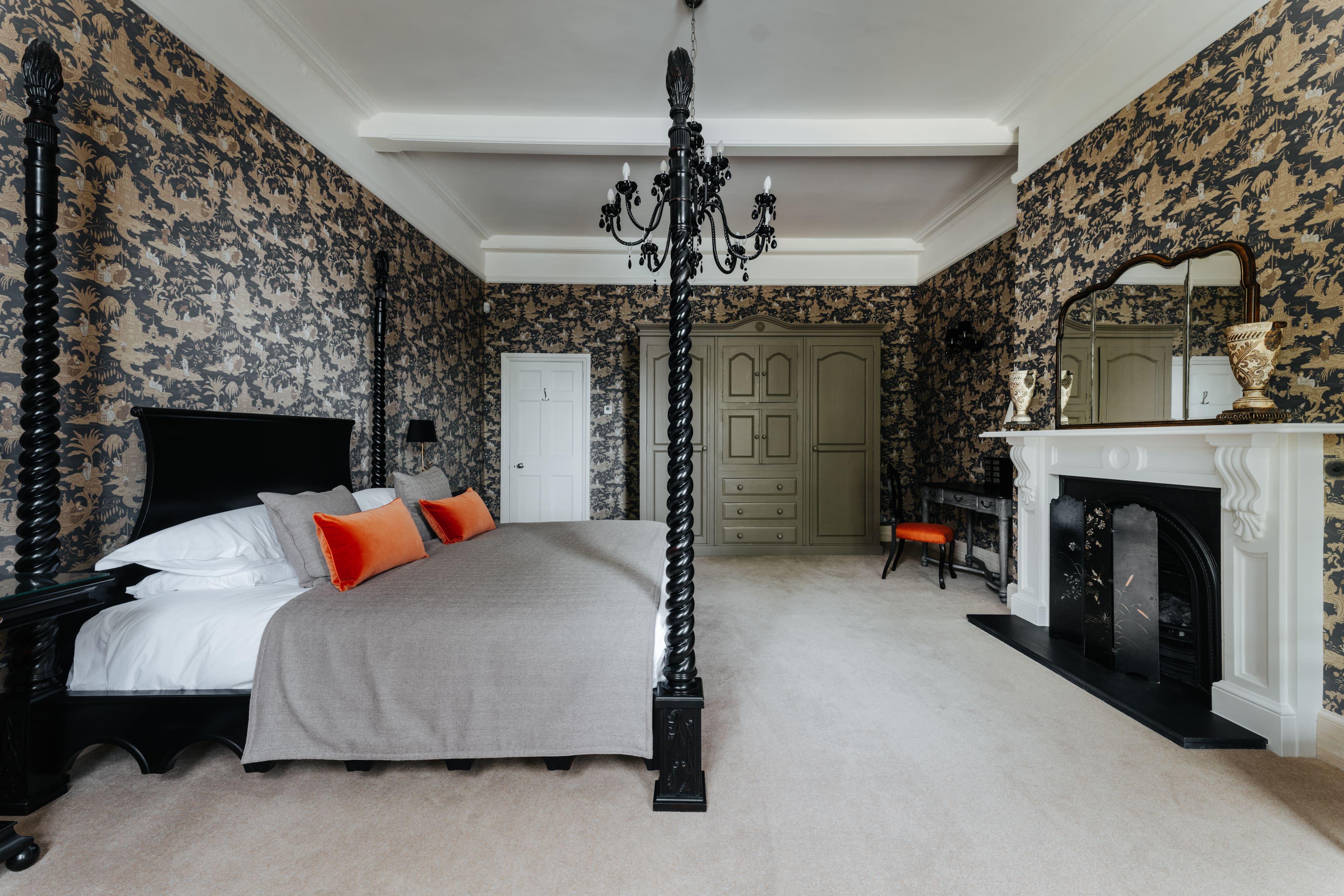 Manor Reedham Norfolk: Luxurious 8-Bedroom Manor Apartment with Countryside Views, Norfolk