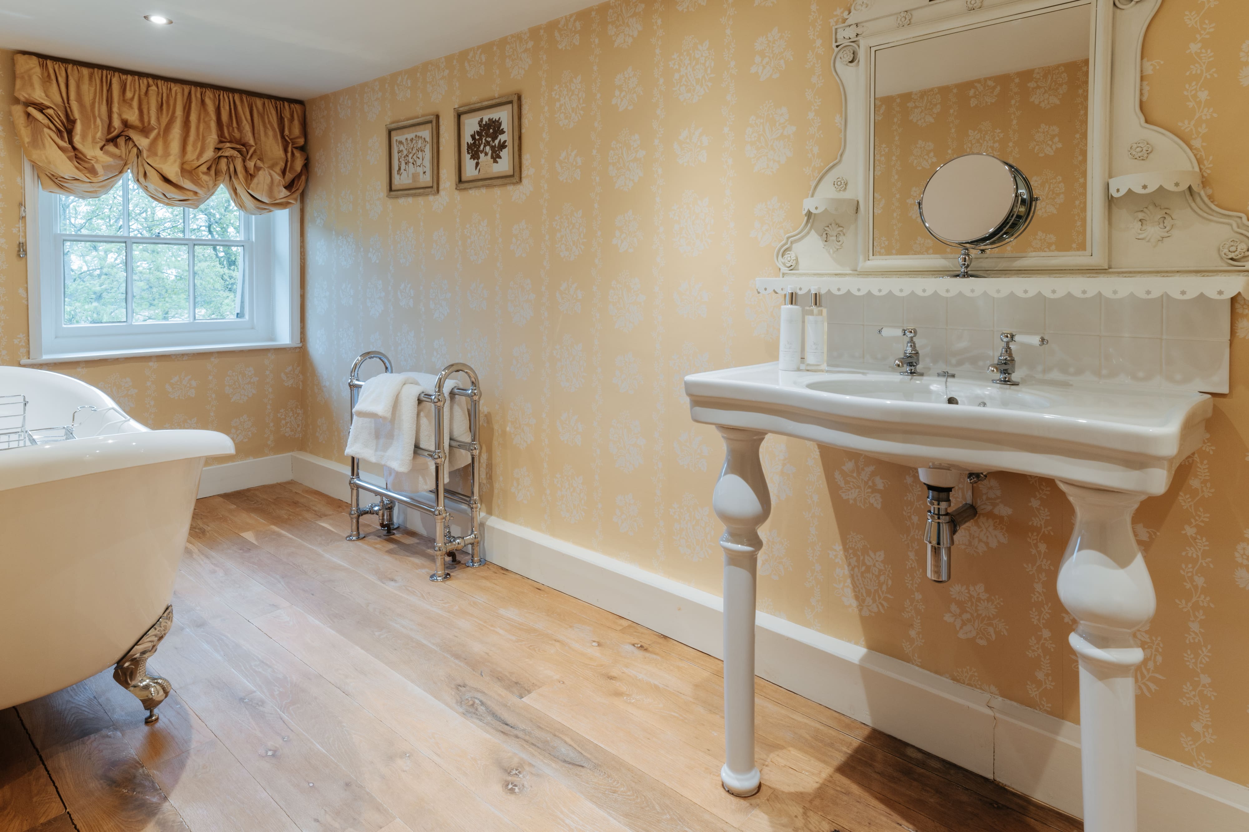 Manor Reedham Norfolk: Luxurious 8-Bedroom Manor Apartment with Countryside Views, Norfolk