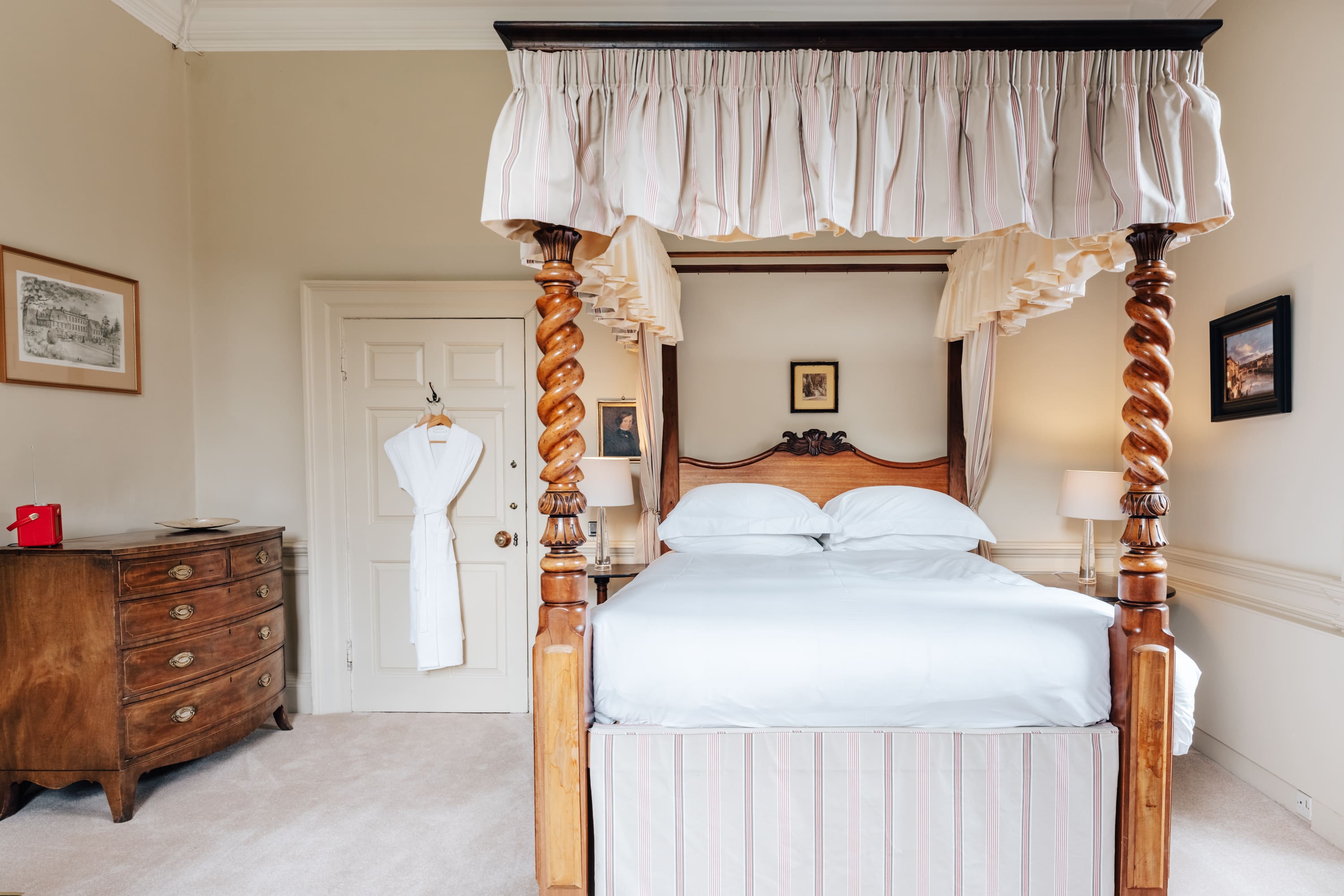 Manor Saltire Athelstaneford: Luxury 10-Bedroom House with Historical Charm, East Lothian