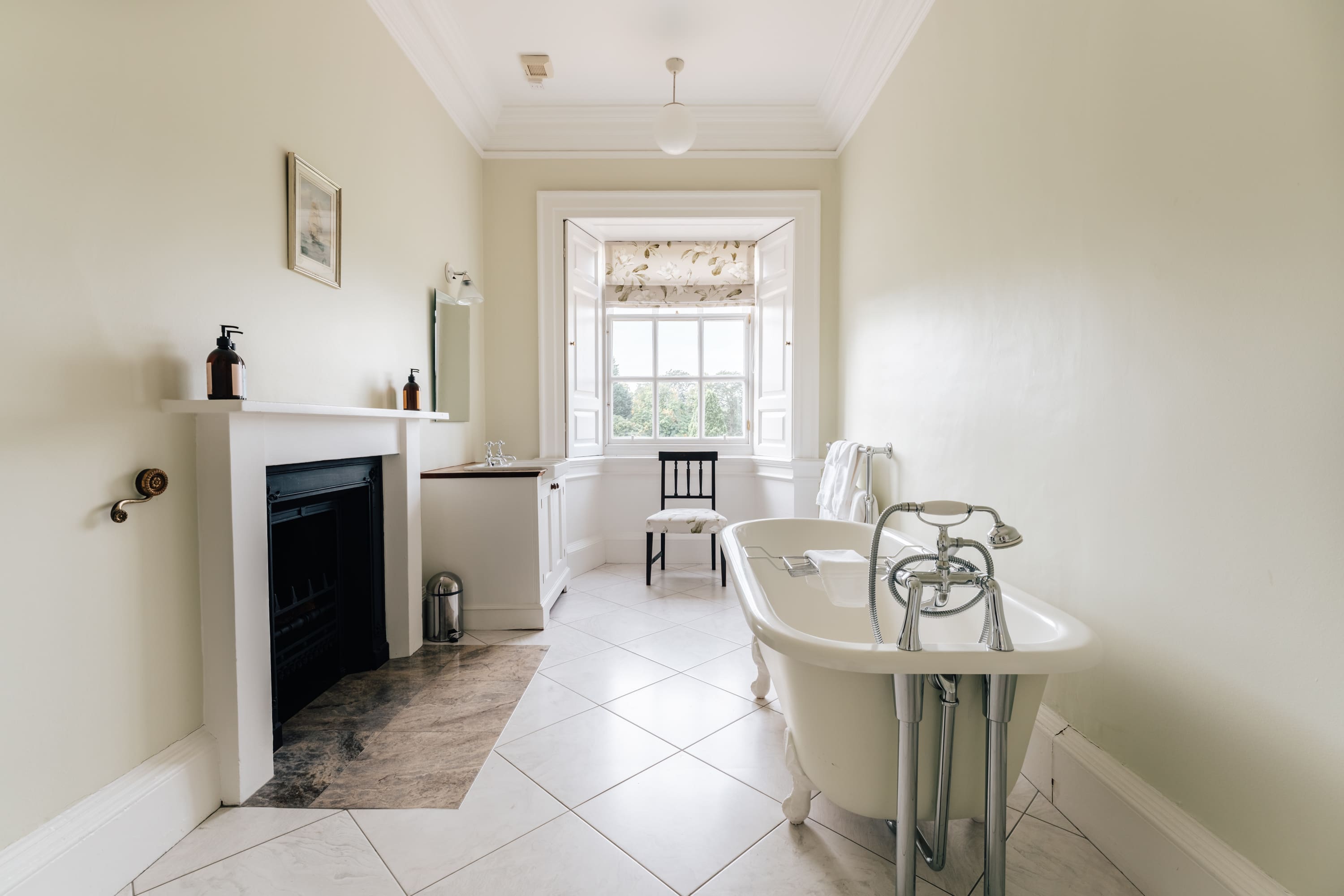 Manor Saltire Athelstaneford: Luxury 10-Bedroom House with Historical Charm, East Lothian