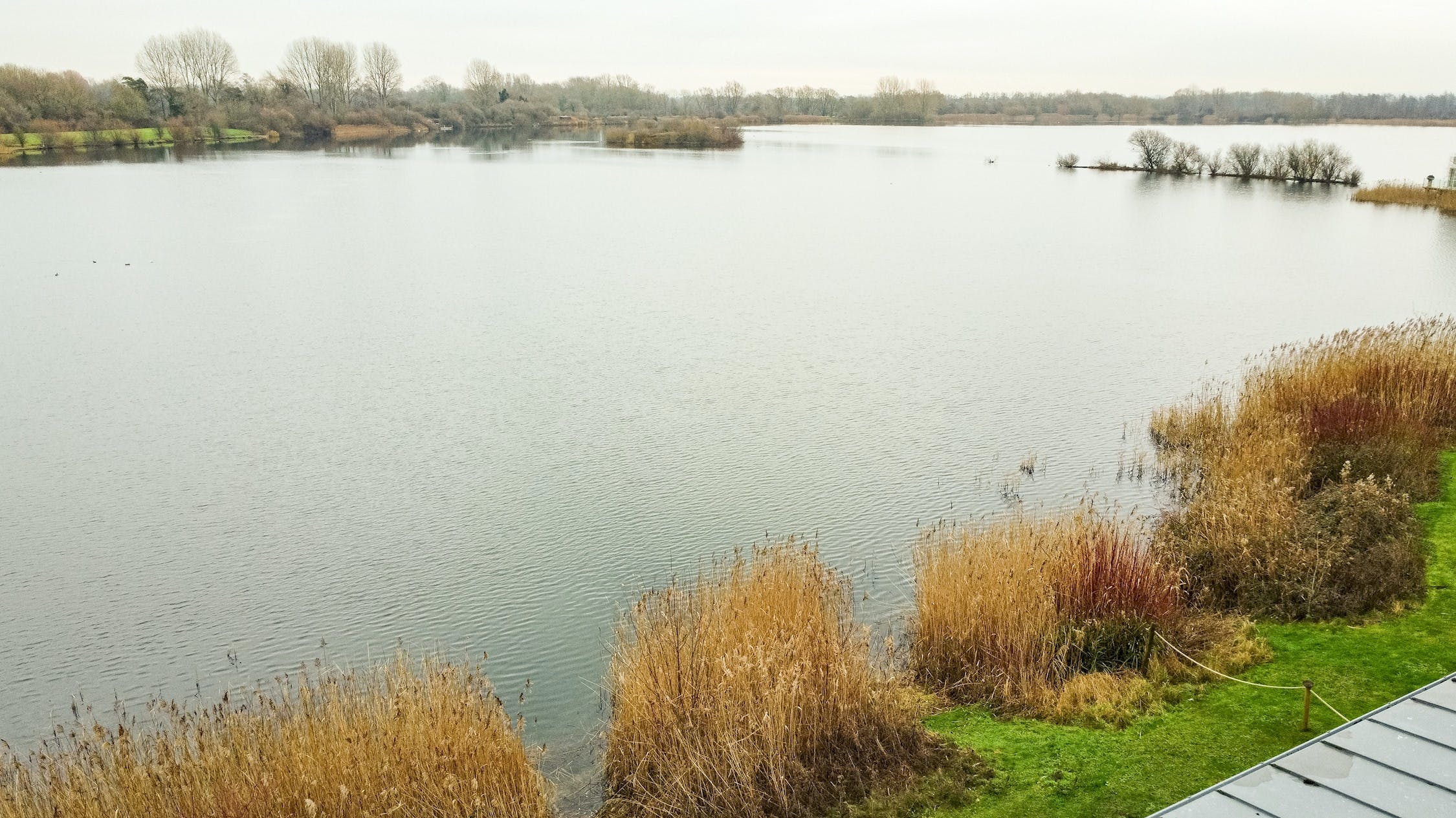 Manor Severn Cirencester: 4-Bedroom Apartment with Lakeside Views and Hot Tub, Cirencester