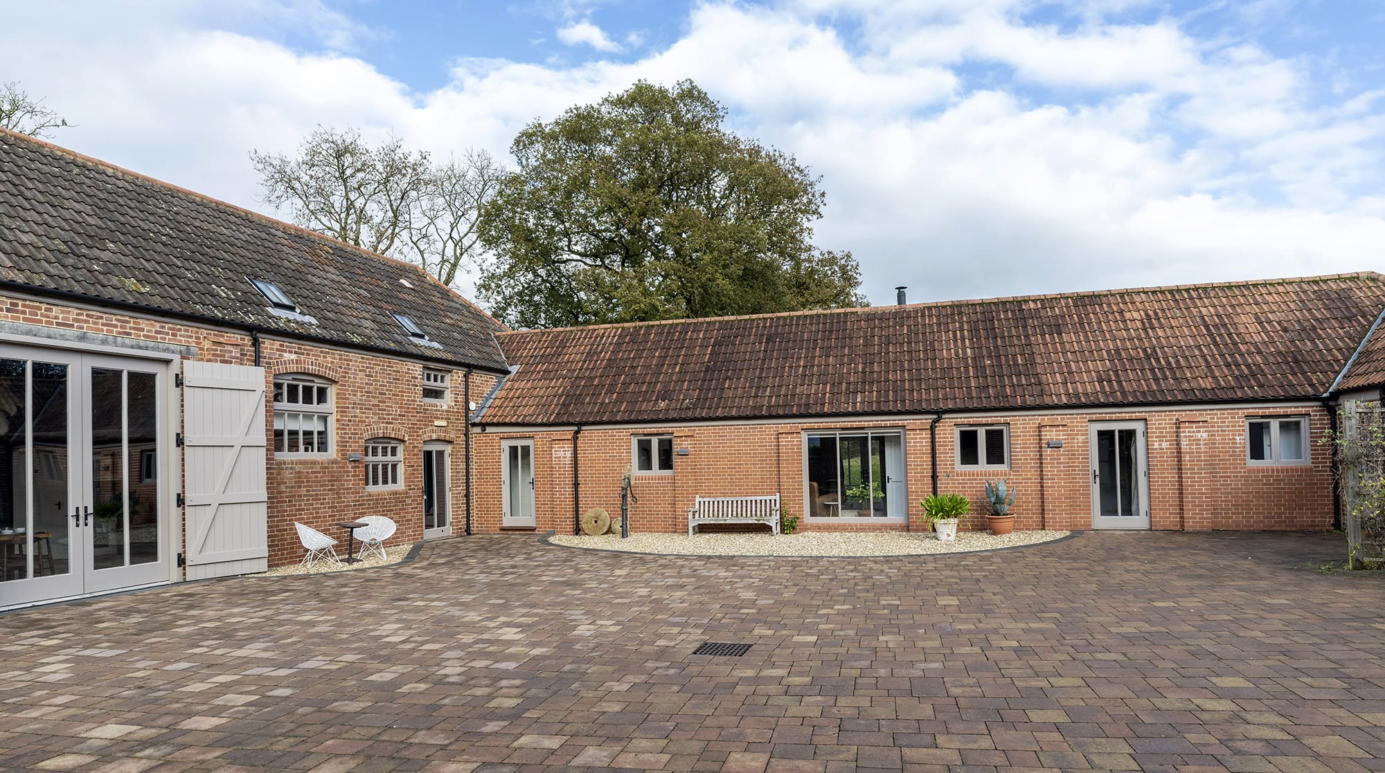 Manor Sidbury Devon: 10-Bedroom Cottage with Hot Tub and Family Amenities, East Devon