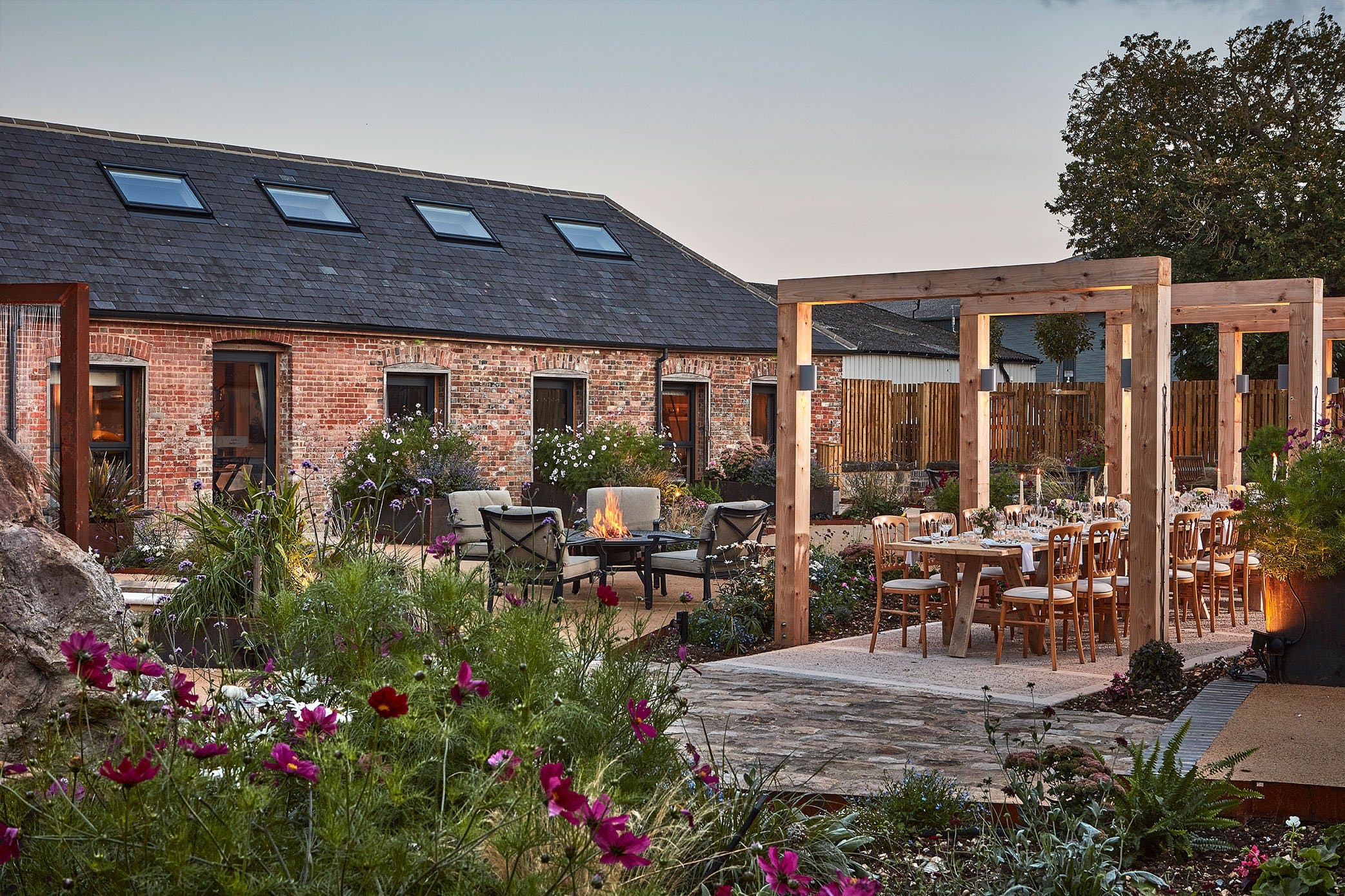 Manor Silbury Wiltshire: 11-Bedroom Safari Lodge with Hot Tub and Pool, Wiltshire