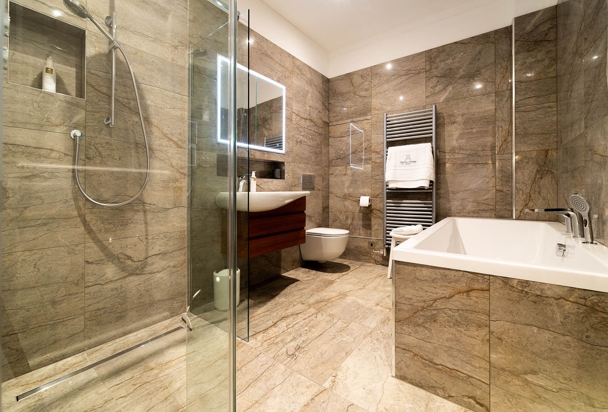 Manor Spires Oxford: Spacious 6-Bedroom Luxury Apartment with Courtyard, Oxford