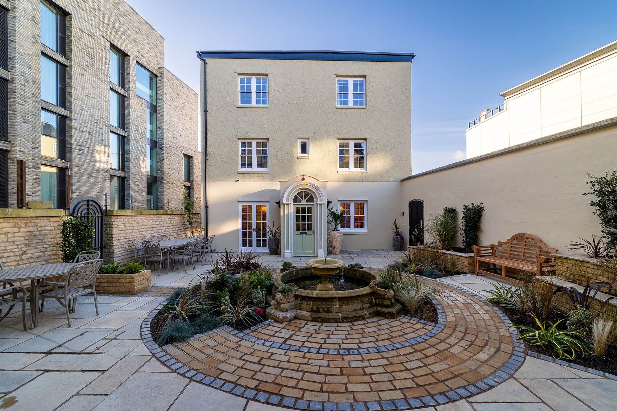 Manor Spires Oxford: Spacious 6-Bedroom Luxury Apartment with Courtyard, Oxford