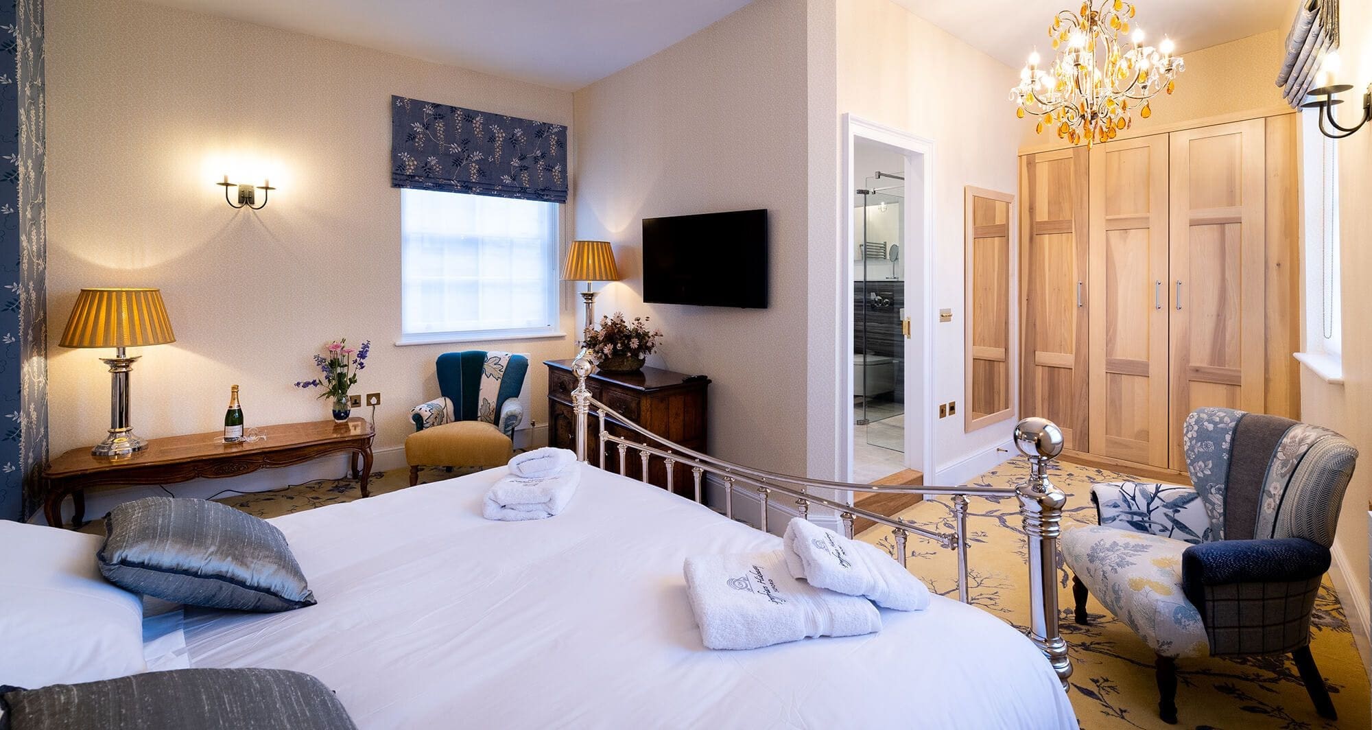 Manor Spires Oxford: Spacious 6-Bedroom Luxury Apartment with Courtyard, Oxford