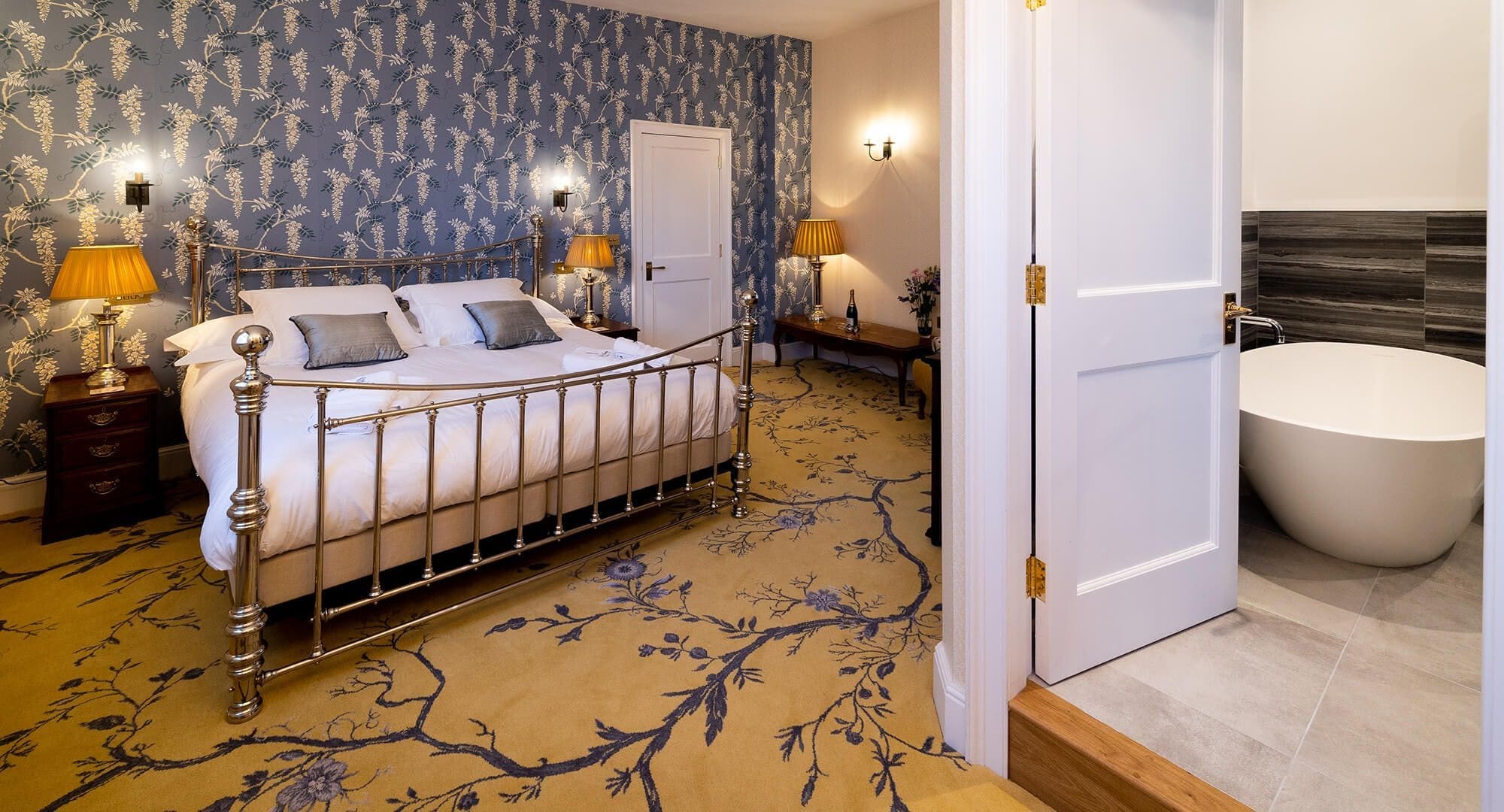 Manor Spires Oxford: Spacious 6-Bedroom Luxury Apartment with Courtyard, Oxford