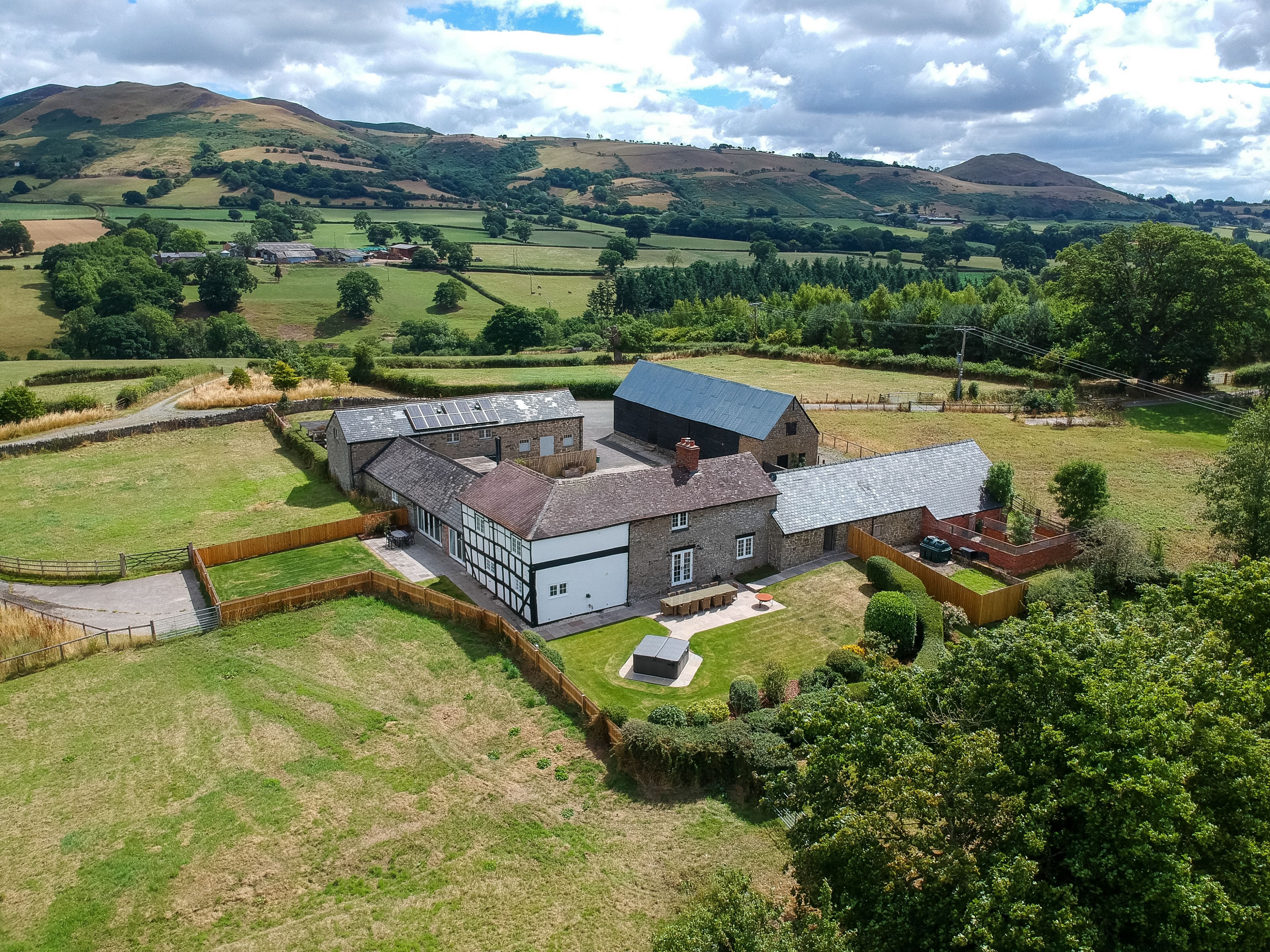Manor Stiperstones Shropshire: Spacious 6-Bedroom Luxury Villa with Hot Tub, Shropshire Hills