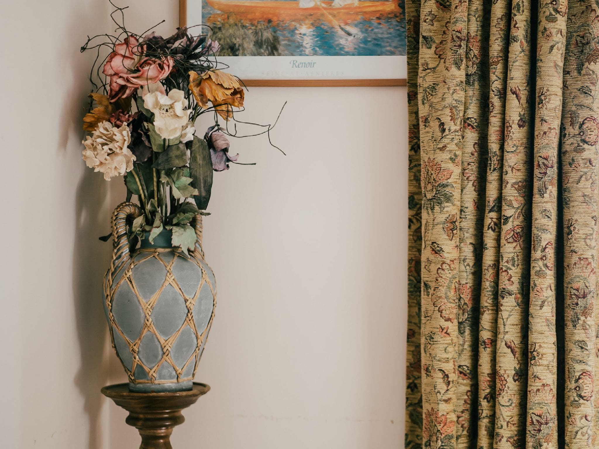 Manor Strathglass Drumnadrochit: Stunning Three-Bedroom Highland Manor with Country Views and Modern Amenities Near Loch Ness