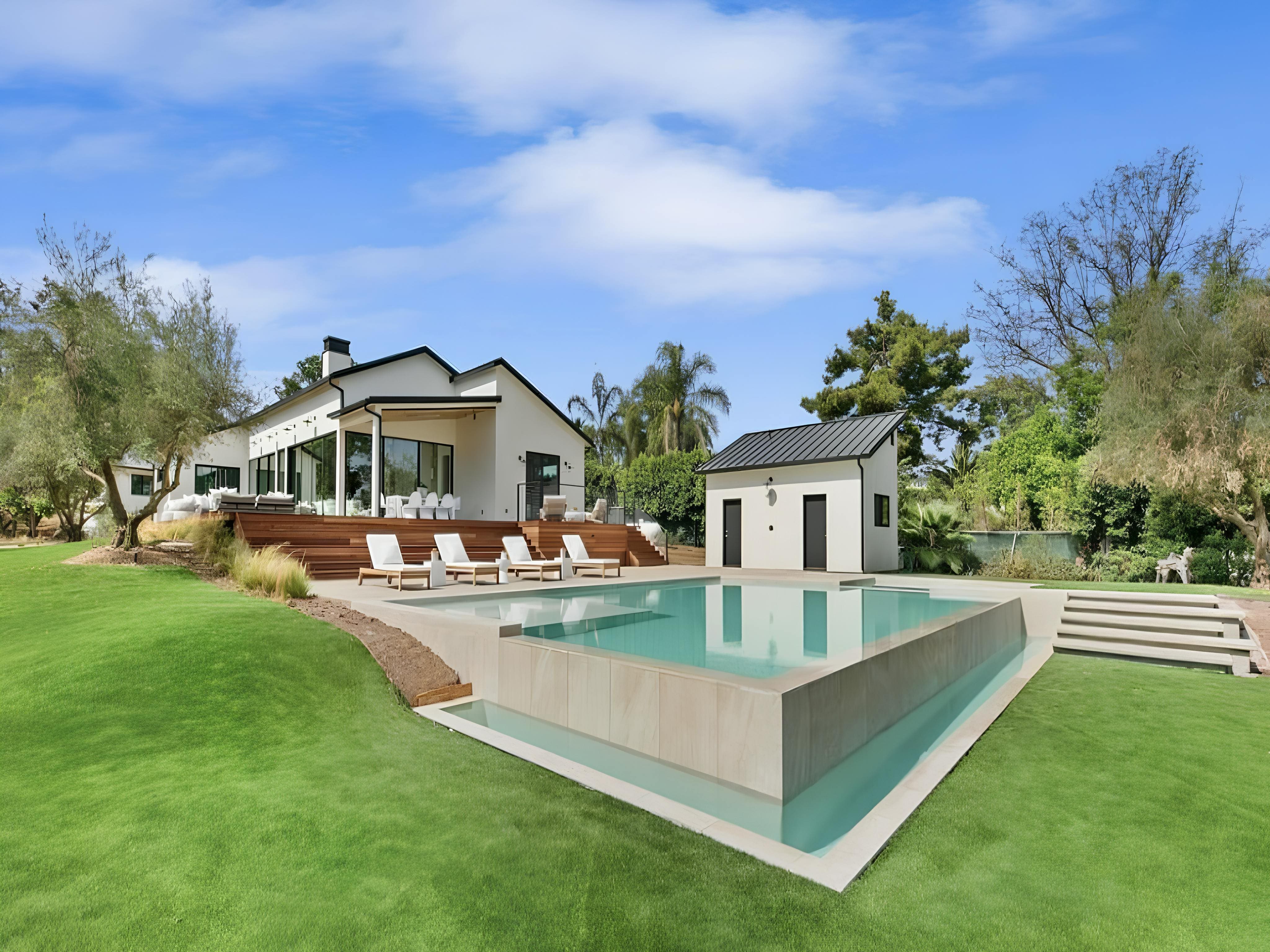 Manor Sycamore Malibu: Elegant 6-Bedroom House with Pool and Studio, Inland Malibu