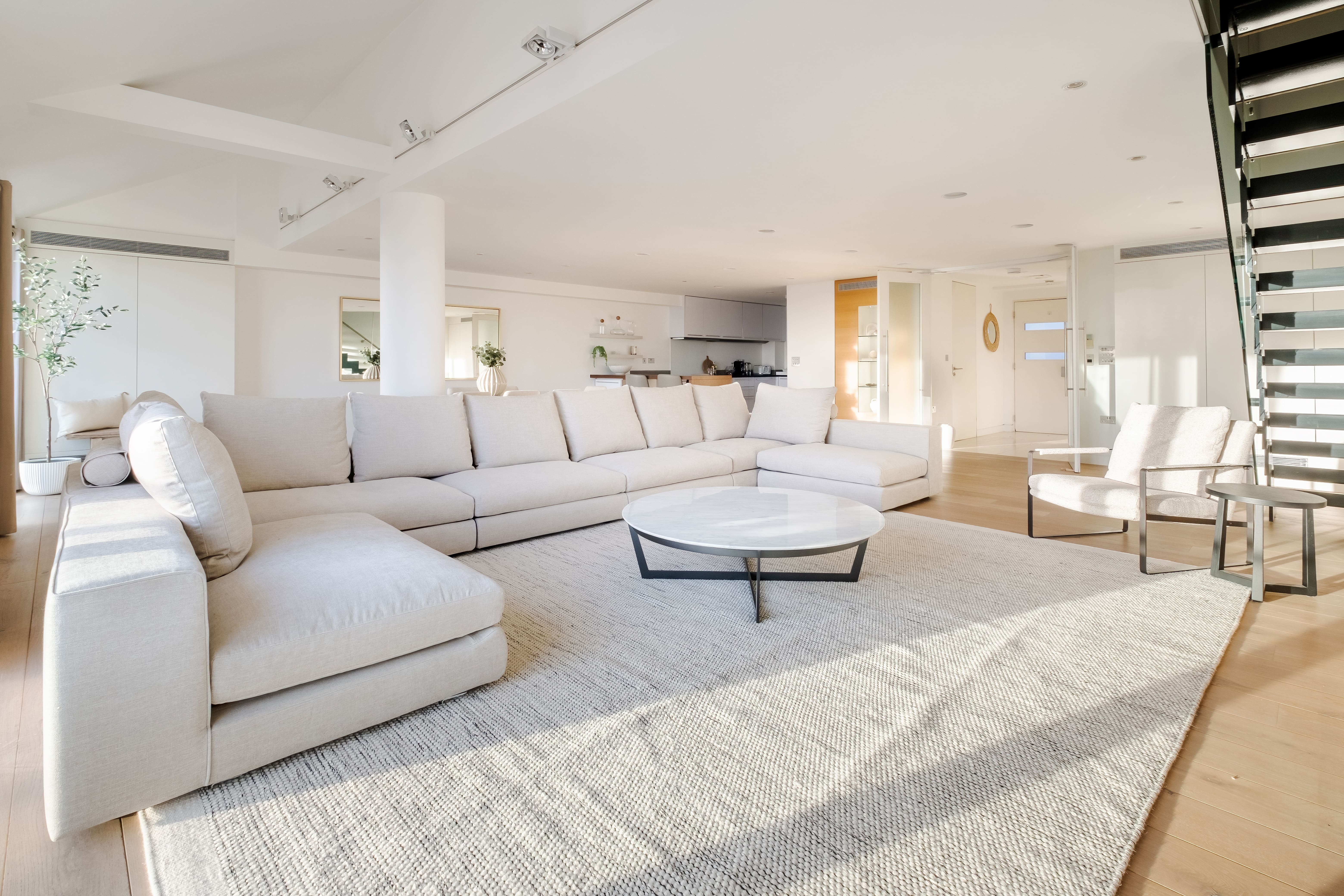 Manor Tavistock Covent: Elegant 3-Bedroom Apartment with City Views, Covent Garden