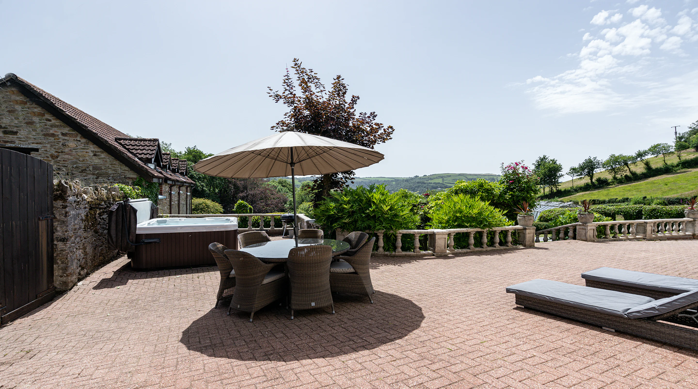 Manor Torrs Ilfracombe: Spacious 8-Bedroom Cottage with Pool and Seaviews, Ilfracombe