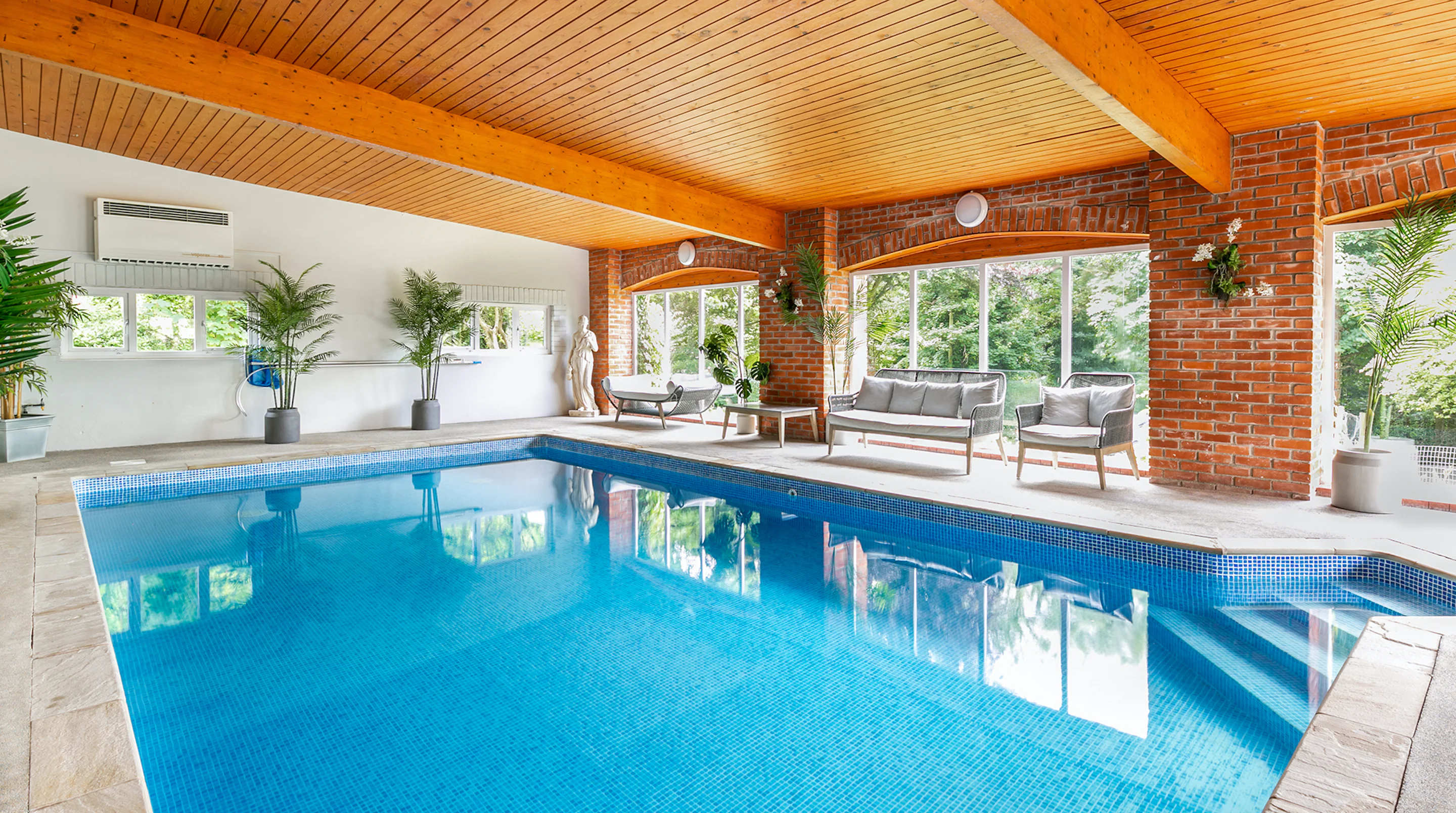 Manor Torrs Ilfracombe: Spacious 8-Bedroom Cottage with Pool and Seaviews, Ilfracombe