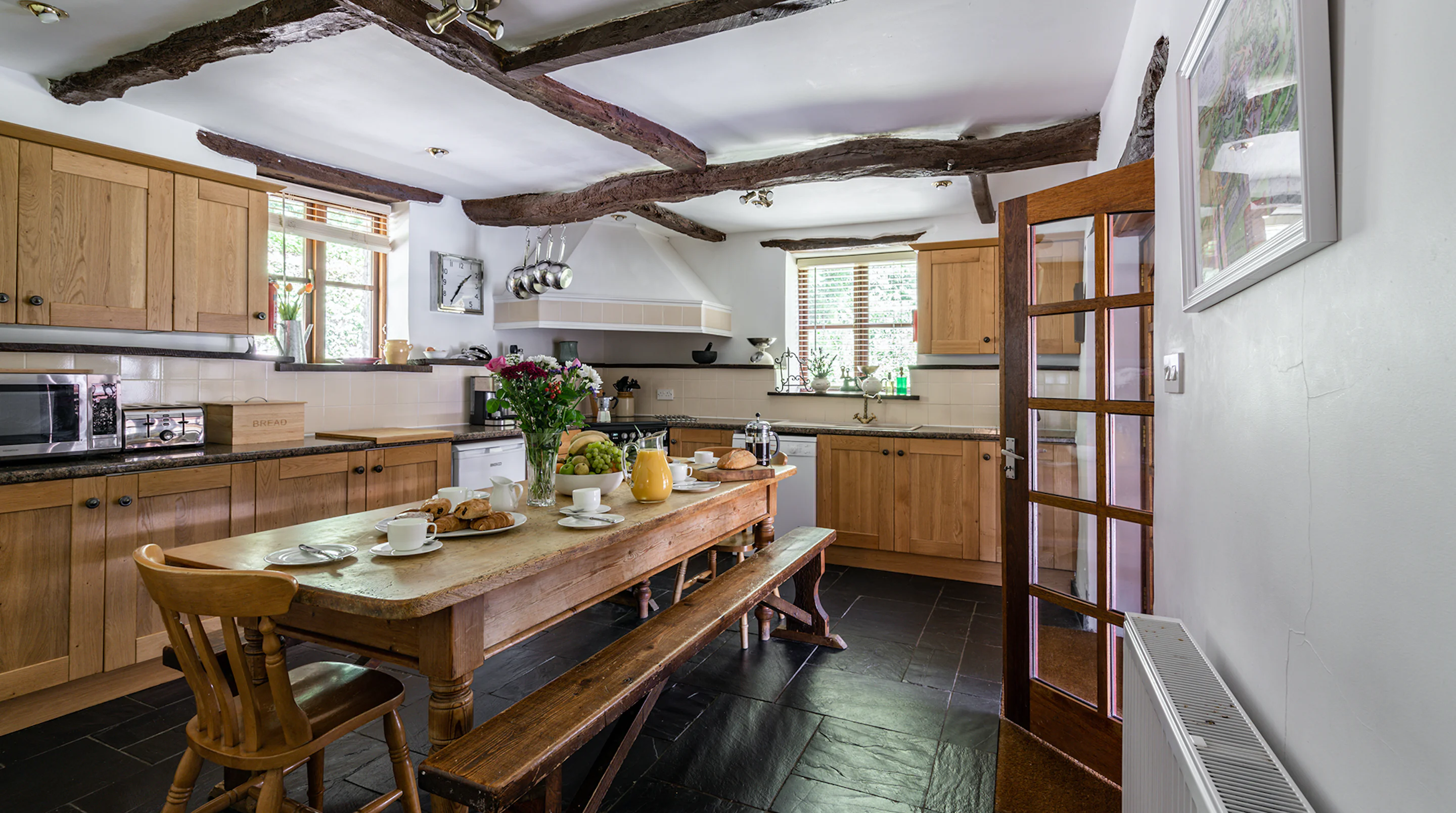 Manor Torrs Ilfracombe: Spacious 8-Bedroom Cottage with Pool and Seaviews, Ilfracombe