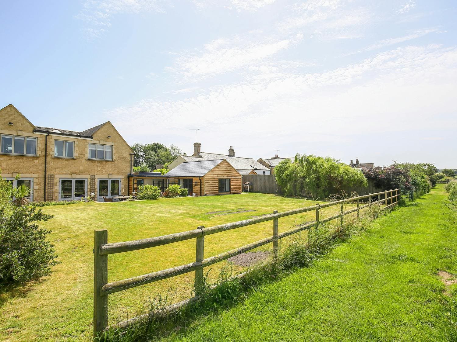 Manor Windrush Burford Burford: Charming 4-Bedroom Cottage with Countryside Access, Oxfordshire