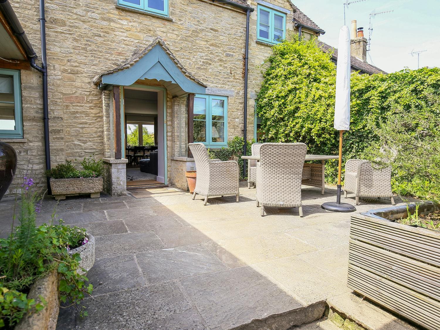 Manor Windrush Burford Burford: Charming 4-Bedroom Cottage with Countryside Access, Oxfordshire
