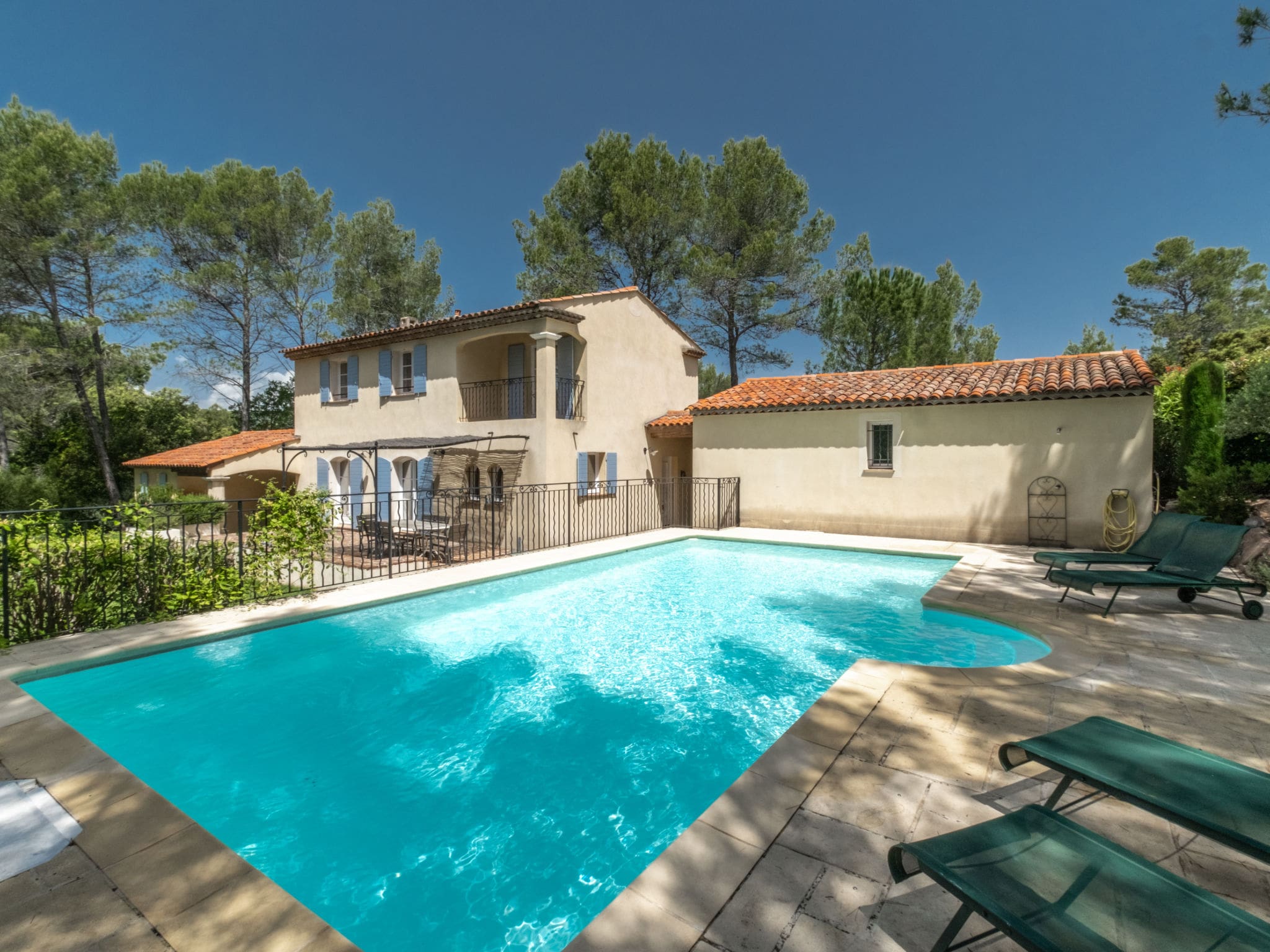 Mas Caladou Motte: Stunning 4-Bedroom Golf Resort Villa with Private Pool and Spa Facilities in Provence France