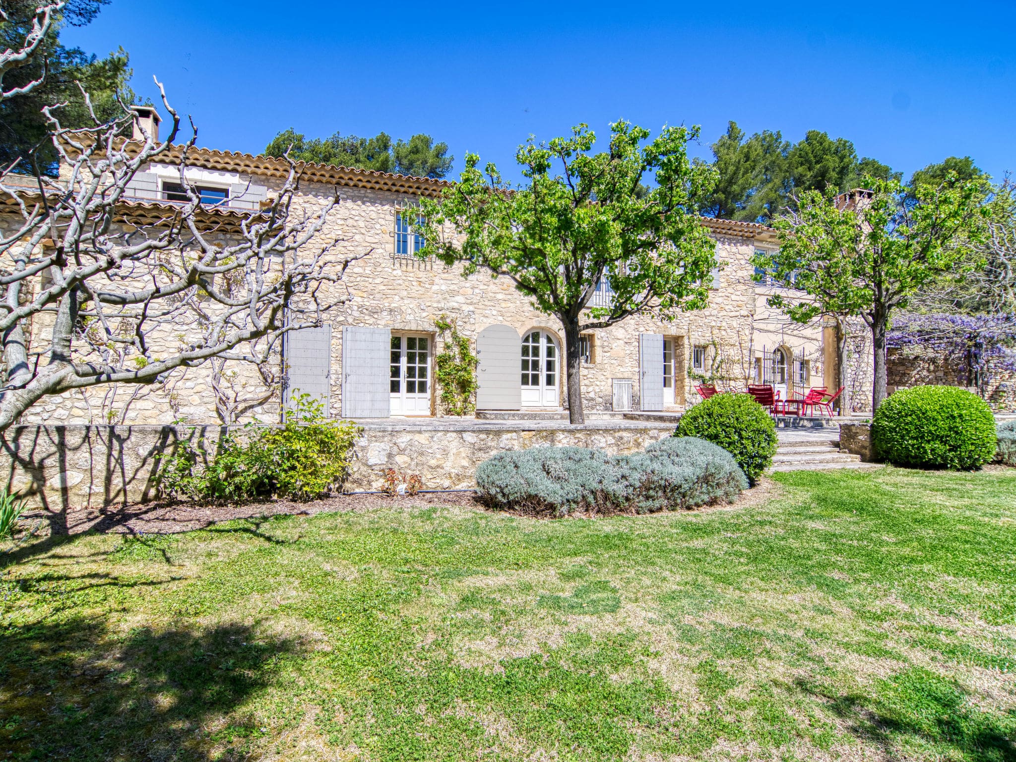 Mas Calendal Grambois: Spectacular 6-Bedroom Luxury Estate with Private Pool and 32-Hectare Grounds in Provence France