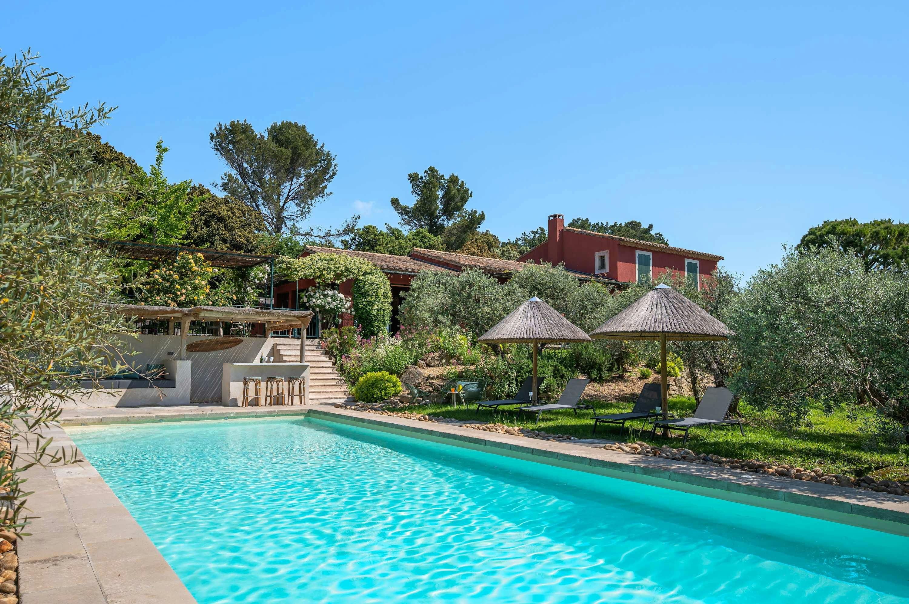 Mas Calendal Saint-Rémy-de-Provence 2: Luxury 5-Bedroom House with Heated Pool in Arles