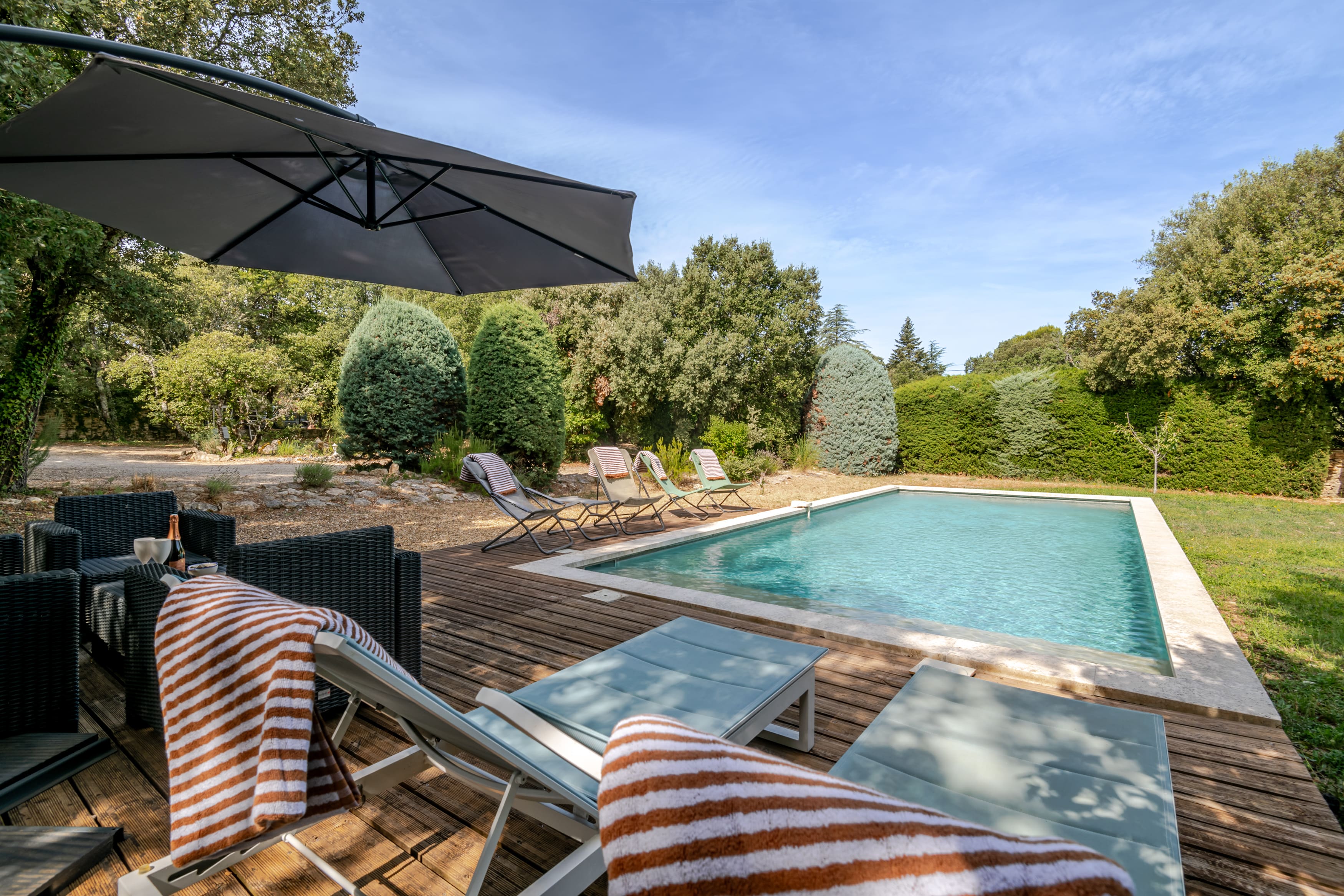 Mas Calendal Vaucluse: Luxury 3-Bedroom Villa with Private Pool and Family Features, Vaucluse
