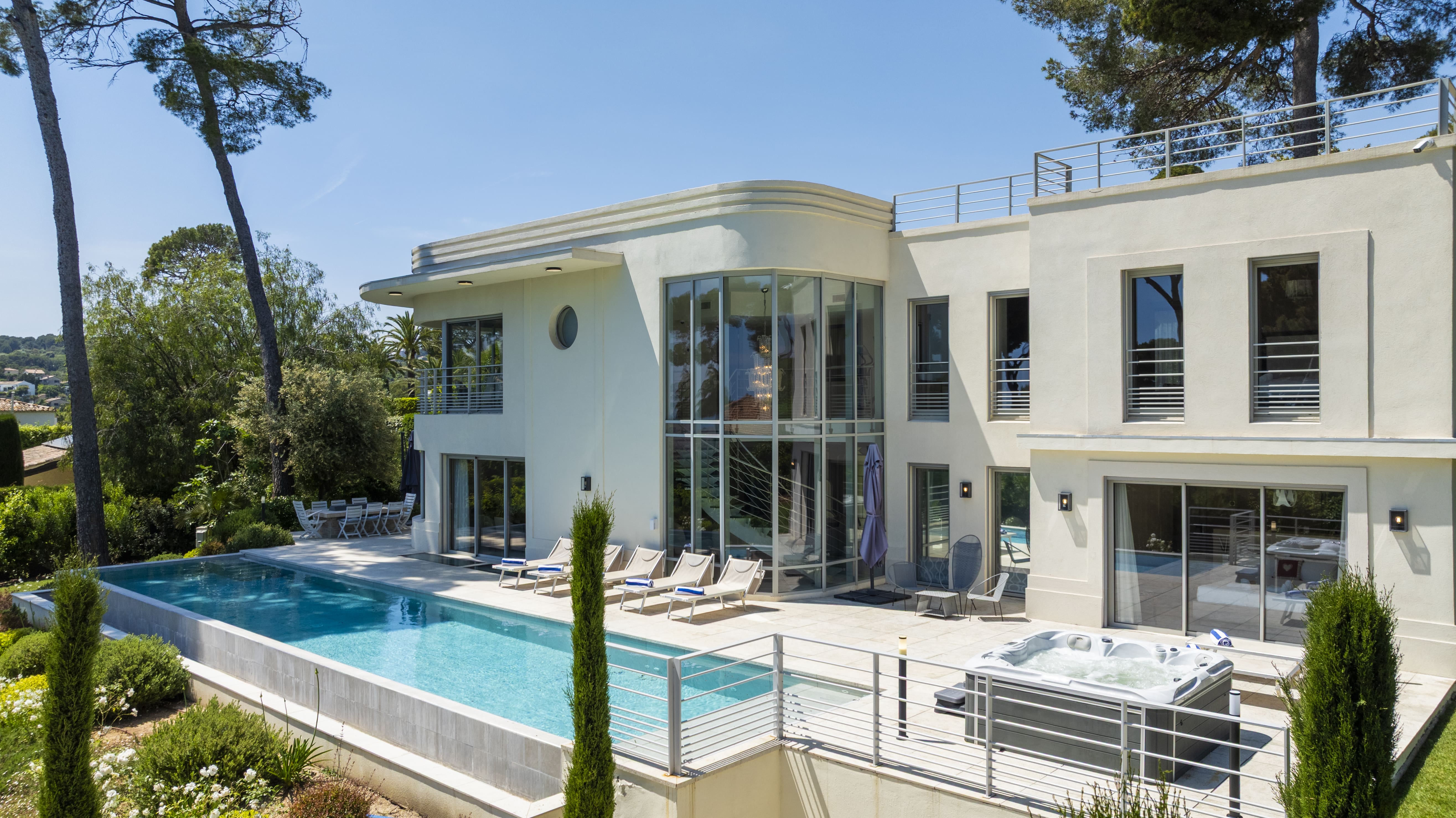Mas Cap d’Antibes: Luxury 7-Bedroom Villa with Seaview and Pool, Antibes