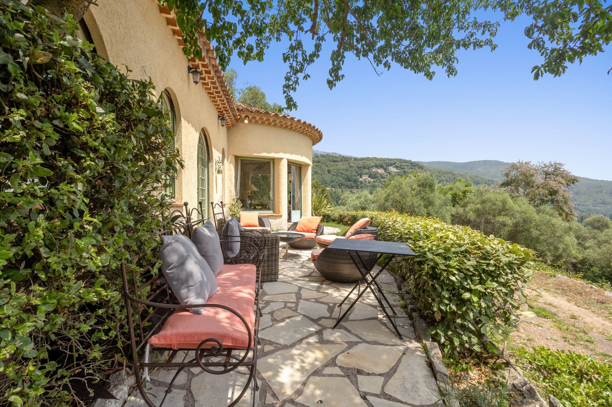 Mas Colline Cannes: Luxury 5-Bedroom Villa with Sea Views and Pool, Côte d’Azur