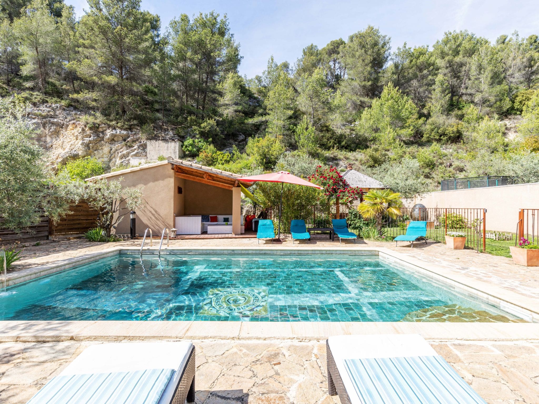Mas Comtadin Barroux: Spacious 4-Bedroom Family Villa with Private Pool and Extensive Gardens in Provence