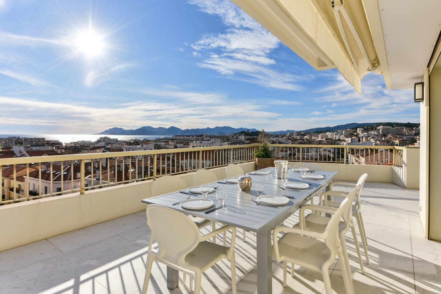 Mas Esterel Cannes Cannes 9: Spacious 4-Bedroom Apartment with Seaview, Cannes